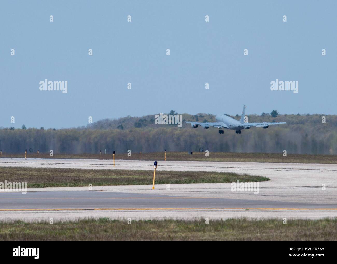 Ein US Air Force KC-135 Stratotanker hebt während des Mobility Guardian 2021 am Oscoda-Wurtsmith Airport, Oscoda, Michigan, 18. Mai 2021 ab. Verteilte Operationen von sechs Standorten im oberen Mittleren Westen und über den Great Lakes simulieren eine geografisch unterschiedliche Betriebsumgebung, was die Bereitschaft von Mobility Airmen, strategische Abschreckung aufrechtzuerhalten, verschärft. Stockfoto