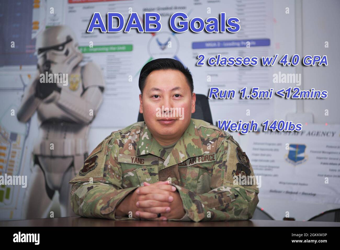 Hallo an Tech. Sgt. Nqoua Yang! Während er die Mission ausführt, wird er auch einige #ADAB-Ziele vernichten. - Abschließen 2 College-Kurse mit einem 4.0 gpa Stockfoto