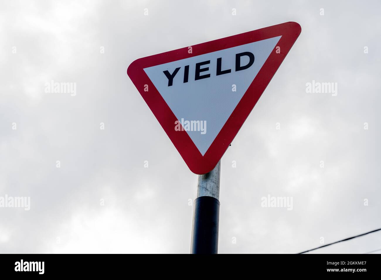 Streckennzeichen, Verkehrszeichen, das den Verkehr anzeigt, um dem entgegenkommenden Verkehr an der Kreuzung oder Kreuzung nachzugeben Stockfoto