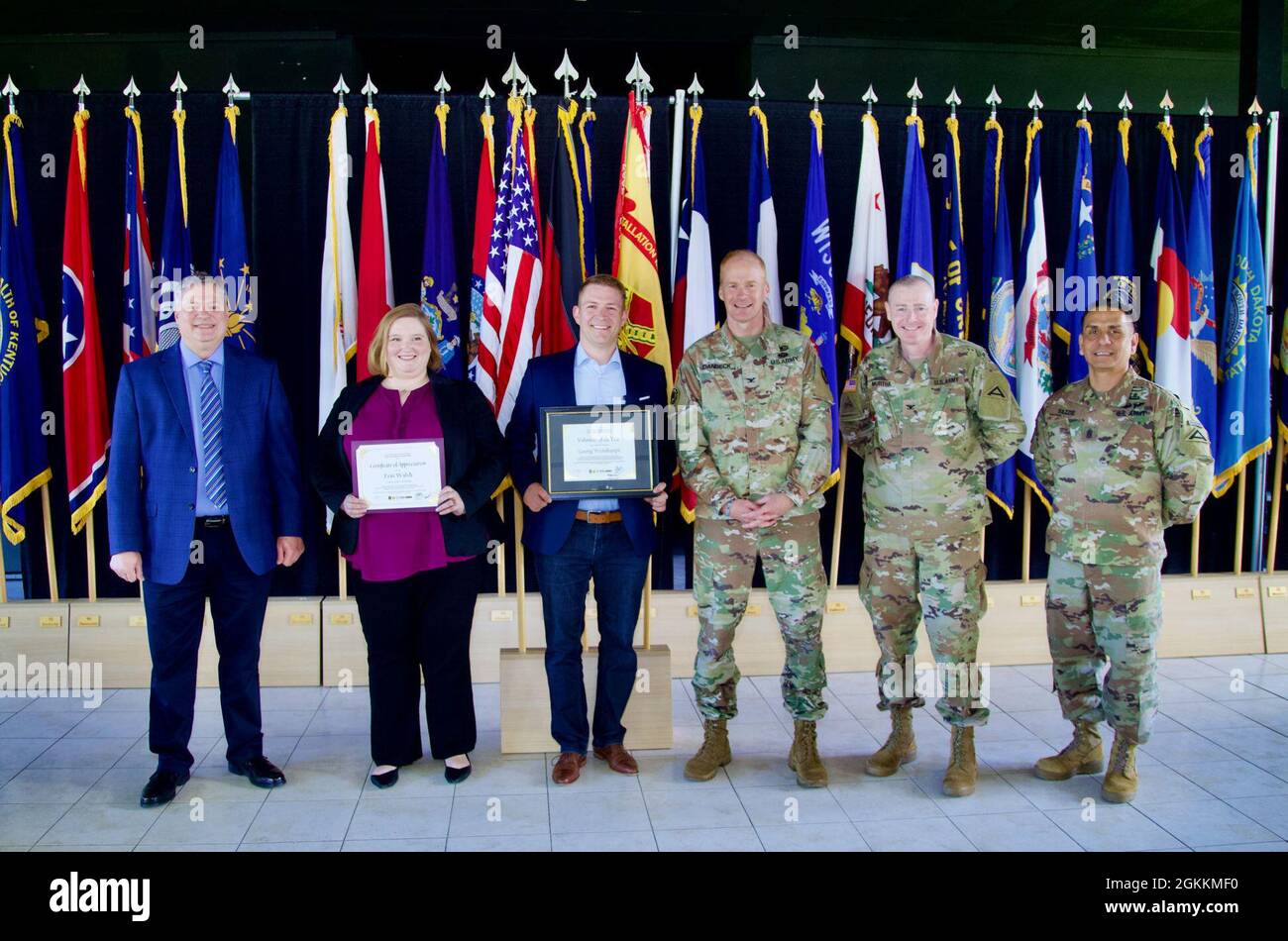 Von links: USAG Bavaria-Hohenfels Deupty Garnison Manager Patrick Rothbauer, ehrenamtlicher Kandidat Erin Walsh, Volunteer of the Year Georg Weishaupt, USAG Bavaria Commander Col. Christopher Danbeck, JMRC Commander Col. Anthony Murtha und JMRC Command Sgt. Maj. Alexander Yazie ist am 18. Mai bei der Ehrenamtfeier der Ehrenamtlichen in Hohenfels 2021 anwesend. Stockfoto