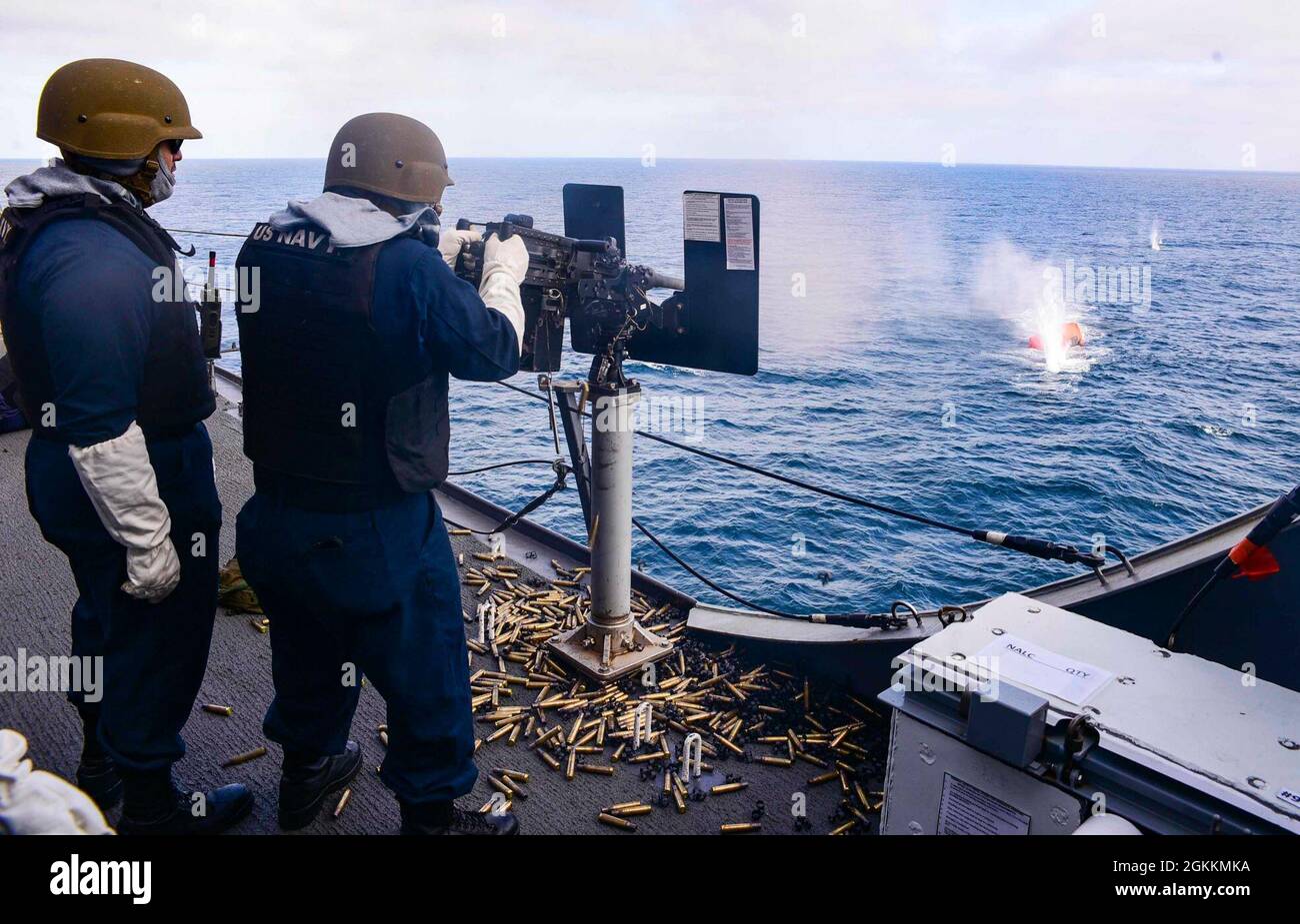 210518-N-MT581-2605 AUF SEE (Mai. 18, 2021) Seeleute an Bord des Amphibientransportschiffes USS John P. Murtha (LPD 26) nehmen an einer Live-Feuerübung Teil. John P. Murtha führt derzeit Routinetrainings in der dritten US-Flotte durch. Stockfoto