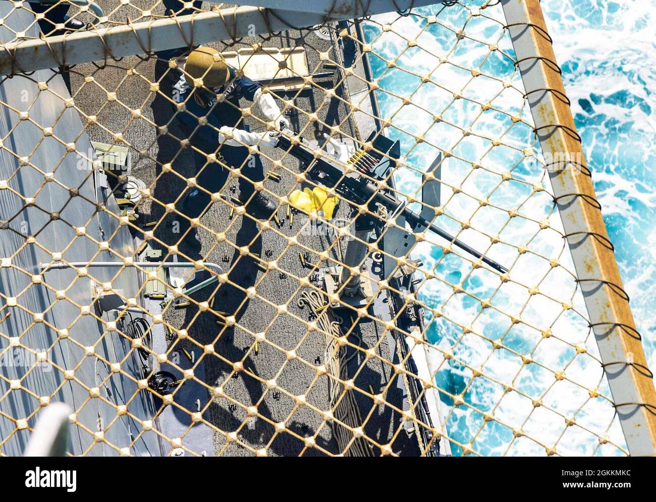 210518-N-MT581-1174 AUF SEE (Mai. 18, 2021) Seeleute an Bord des Amphibientransportschiffes USS John P. Murtha (LPD 26) nehmen an einer Live-Feuerübung Teil. John P. Murtha führt derzeit Routinetrainings in der dritten US-Flotte durch. Stockfoto