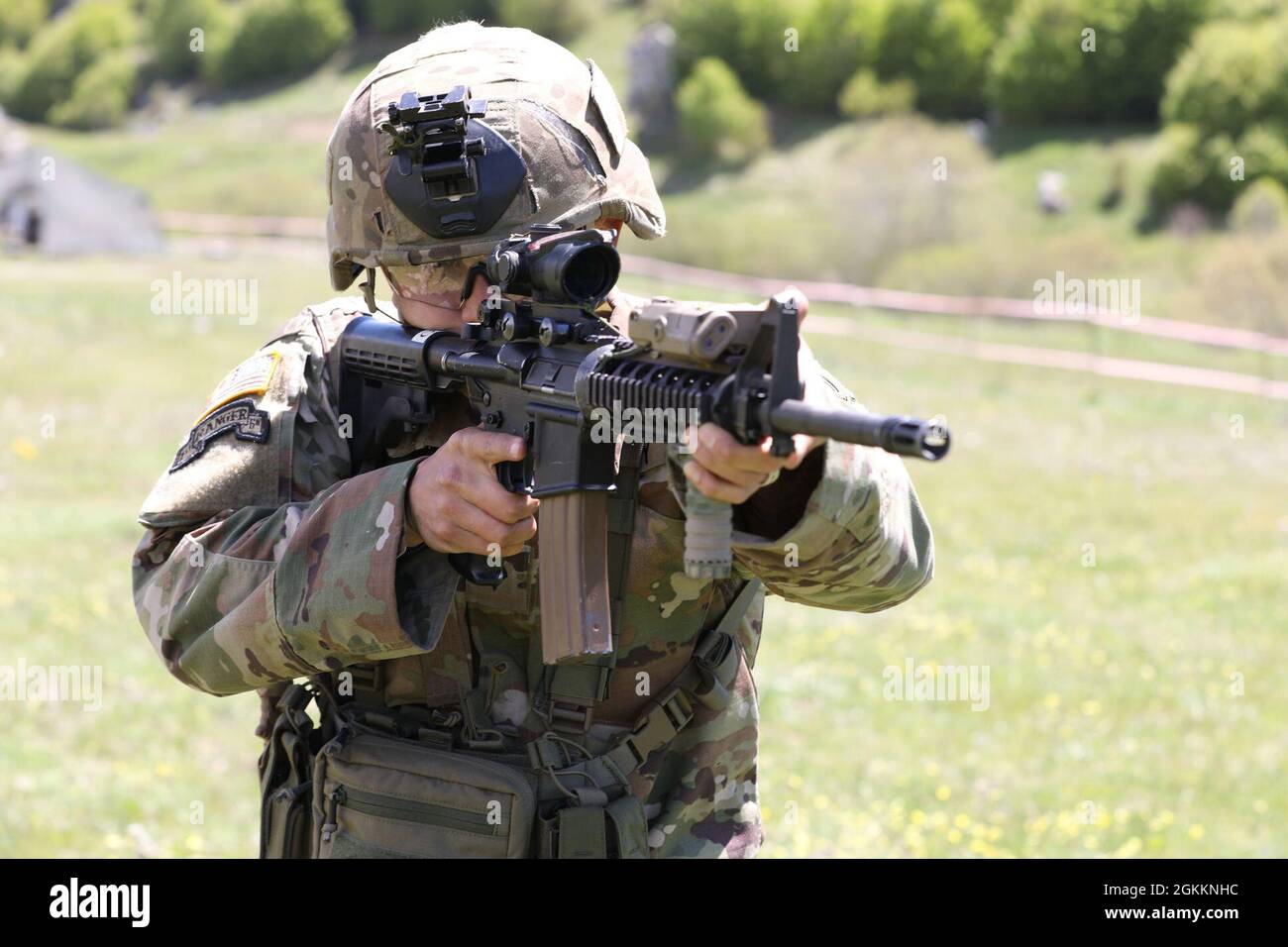 Ein US-Armeesoldat des 53. Infanterie-Brigade-Kampfteams, Florida National Guard, demonstriert seine Schießposition am 19. Mai 2021 im Biza Training Area, Albanien. Die Ausbildung beinhaltete Albaner und Amerikaner, die gemeinsam an einer Demonstration von Kleinwaffen, einem simulierten Truppenangriff und einem Live-Feuer von Scharfschützen und Mortarmen arbeiteten – alles Teil der JETZT laufenden Übungen VON DEFENDER-Europe 21. DEFENDER-Europe 21 ist eine groß angelegte Übung unter Führung der US-Armee, die darauf ausgelegt ist, Bereitschaft und Interoperabilität zwischen den USA, NATO-Verbündeten und Partnermilitärs aufzubauen. In diesem Jahr mehr als 28,000 Multinat Stockfoto