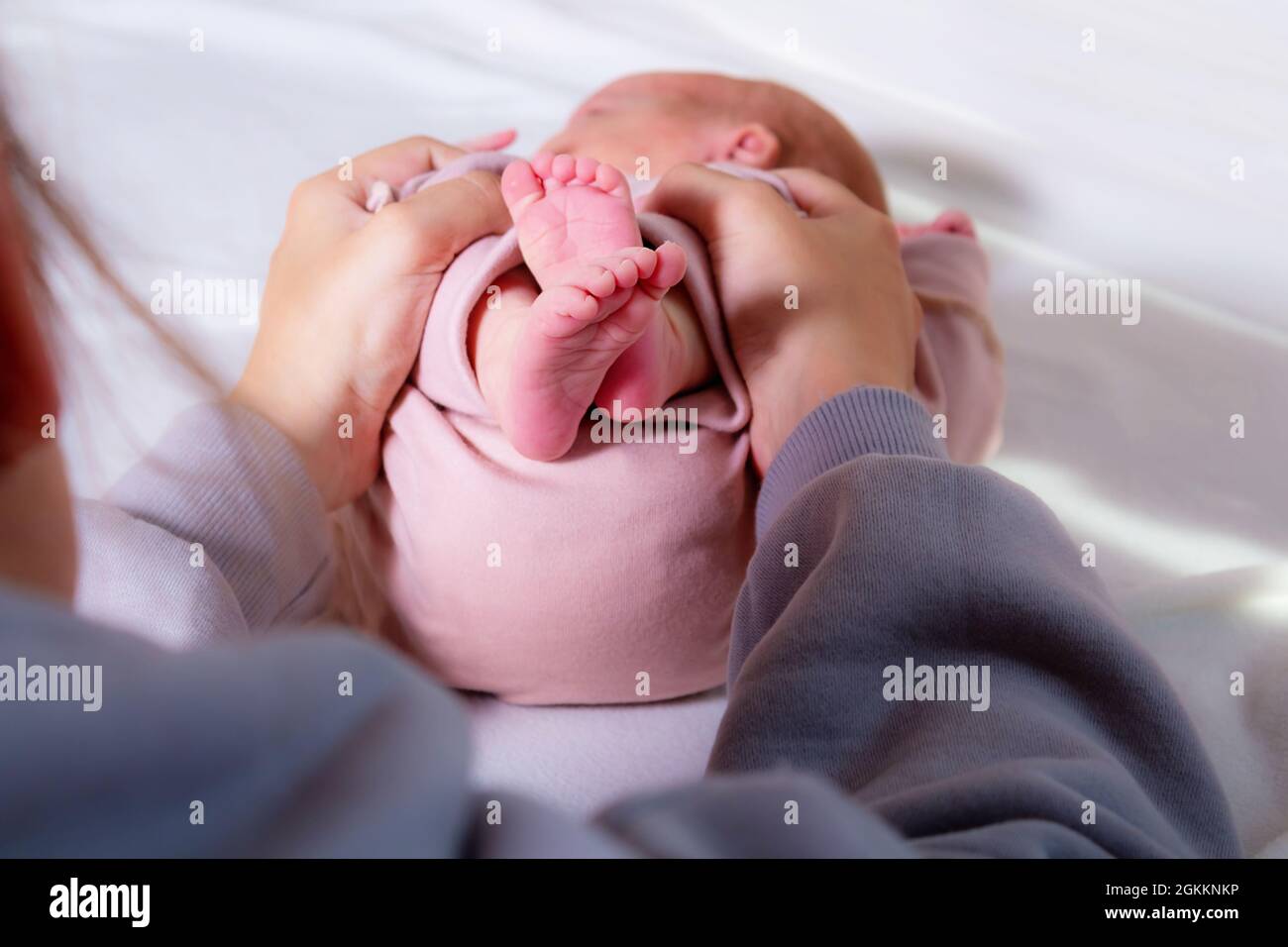 Massage für Neugeborene gegen Bauchschmerzen. Stockfoto