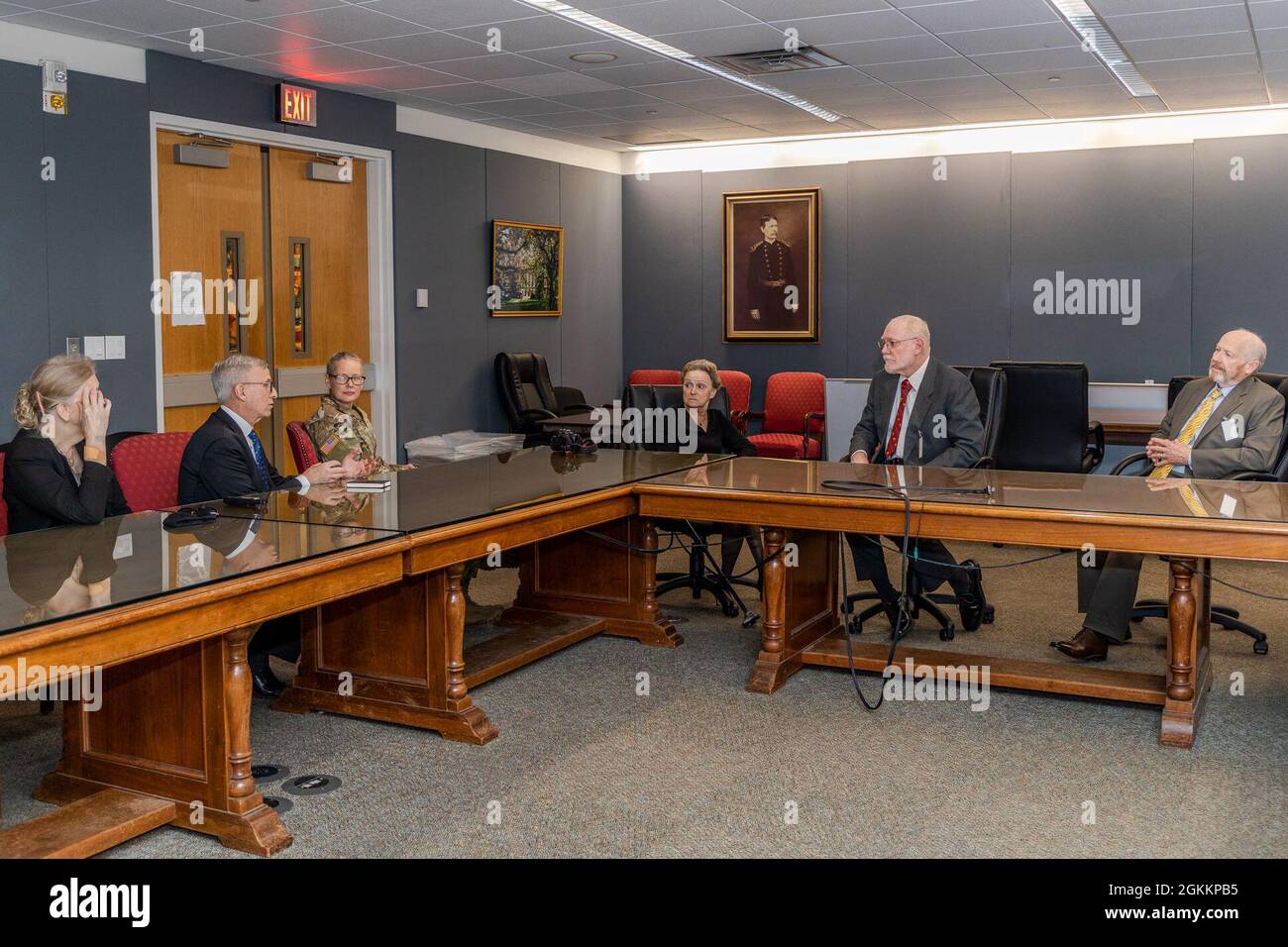 (Von links nach rechts) Dr. Marti Jett-Tilton, Dr. Nelson Michael, Col. Christine Ege, Dr. Lorraine Jarboe, pensionierter Col. Dan Jarboe und pensionierter Col. Charles McQueen. Die ehemaligen Kommandeure des Walter Reed Army Institute of Research, Jarboe und McQueen, treffen sich mit WRAIR-Wissenschaftlern, die während ihrer Kommandos unter ihnen dienten, sowie mit aktuellen Abteilungsleitern. Stockfoto