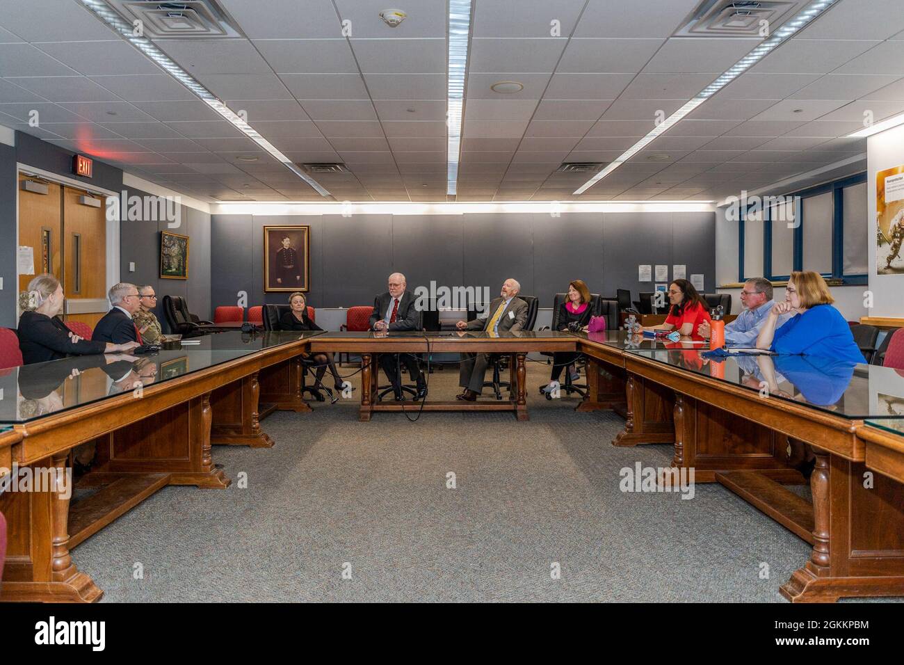 (Von links nach rechts) Dr. Marti Jett-Tilton, Dr. Nelson Michael, Col. Christine Ege, Dr. Lorraine Jarboe, pensionierter Col. Dan Jarboe, pensionierter Col. Charles McQueen, Frau Mary McQueen, Dr. Rasha Hammamieh, Dr. Joseph Long, Dr. Debra Yourick. Die ehemaligen Kommandeure des Walter Reed Army Institute of Research, Jarboe und McQueen, treffen sich mit WRAIR-Wissenschaftlern, die während ihrer Kommandos unter ihnen dienten, sowie mit aktuellen Abteilungsleitern. Stockfoto