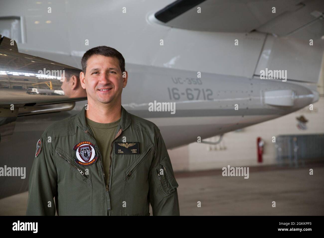 U.S. Marine Corps LT. Col. Jonathan Lundy, Pilot mit Hauptquartier- und Hauptquartier-Geschwader, Marine Corps Air Station (MCAS) Cherry Point, North Carolina, steht vor einer UC-35D Cessna in MCAS Cherry Point, North Carolina, 18. Mai 2021. Die Geschichte des Marine Corps in der Luftfahrt begann vor 109 Jahren mit LT. Alfred A. Cunningham. Lundy erzählt uns seine Gedanken darüber, wie es ist, Pilot zu sein. „Es macht Spaß“, sagte Lundy. „Es hält mich am Netz, gibt mir das Gefühl, Teil des Teams zu sein. Wenn ich zurückkomme und immer noch die Kameradschaft empfinde, freue ich mich, Marine zu sein, froh, Uniform und Ke zu tragen Stockfoto