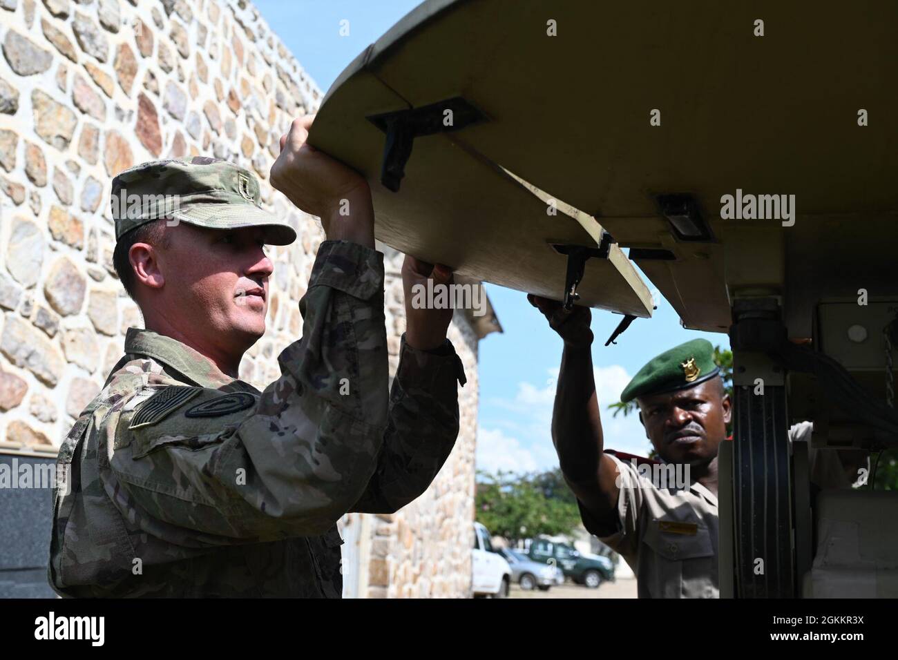 Der Chief Warrant Officer der US-Armee 2 David Goodwin, der Combined Joint Task Force-Horn of Africa Communications Chief Projects Officer, und die Maj. Der Burundi-Armee Nibampa Féliase, ein Signaloffizier, demontieren am 19. Mai 2021 ein SIPR NIPR Access Point Terminal (SNAP) im Hauptquartier der Burundi National Defense Force. Das kommerzielle Internet ersetzte den SNAP und stellte eine flexiblere Methode dar, um Benutzer mit dem afrikanischen Datennetzwerk zu verbinden. Stockfoto