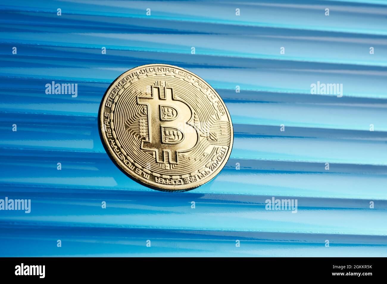 Gold-Bitcoin-Kryptowährungsmünze auf abstraktem Hintergrund. Stockfoto