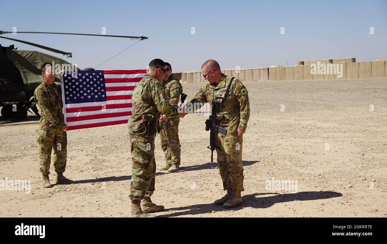 Capt. Paul Johnston gratuliert Sgt. Cory Stewart für einen erneuten Aufwärtstreiber auf dem Luftwaffenstützpunkt Al Asad, Irak. Stockfoto