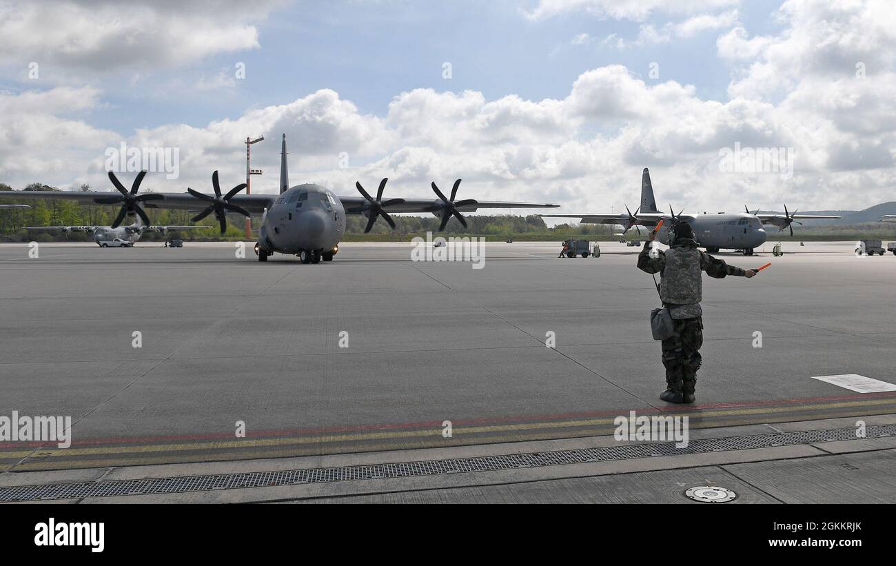 U.S. Air Force Airman 1st Class Adrian Soto, 86. Leiter der Crew des Wartungsgeschwaders, führt ein C-130J Super Hercules-Flugzeug mit Crash Damaged Disabled Aircraft aus.Ausrüstung für die Bergung während der Trainingseinheit Varsity 21-2 auf der Ramstein Air Base, Deutschland, 19. Mai 2021. Im Rahmen der Übung OV21-2 wurden die CDDAR-Ausrüstung und ein Team von Airmen zum Luftwaffenstützpunkt Chièvres, Belgien, geschickt. Stockfoto