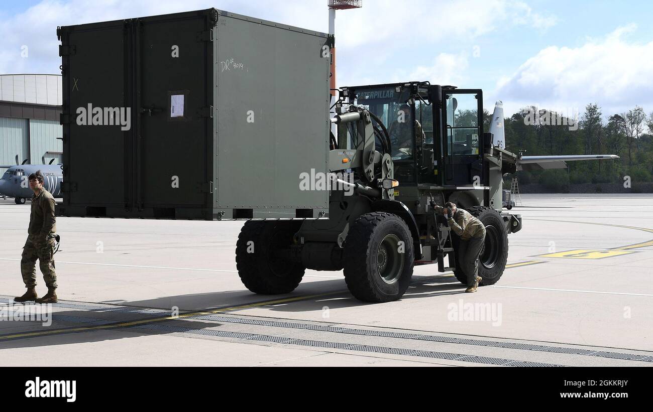 Wartung der US-Luftwaffe und Besatzung Flugzeuge, die dem Luftwaffenstützpunkt Ramstein, Deutschland, zugewiesen sind, führen einen Gabelstapler, der während der Übungsoperation Varsity 21-2, 19. Mai 2021, Crash Damaged Disabled Aircraft Bergeausrüstung auf ein C-130J Super Hercules-Flugzeug befördert. Die CDDAR-Ausrüstung und ein Team von 86. Maintenance Group Airmen wurden im Rahmen der Bereitschaftsübung des Flügels von Ramstein zum Luftwaffenstützpunkt Chièvres, Belgien, geschickt. Stockfoto
