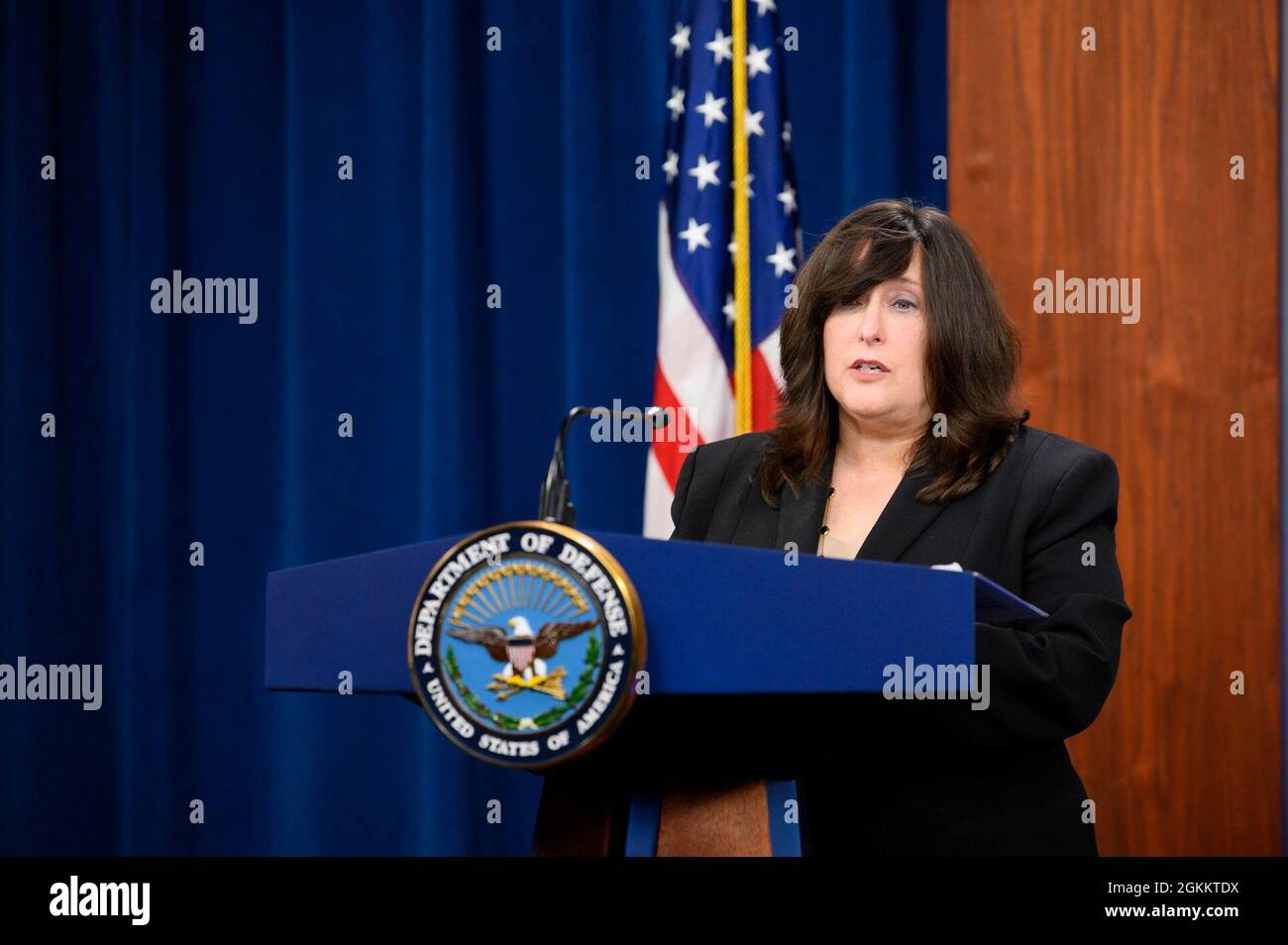 Der amtierende stellvertretende Verteidigungsminister für Gesundheitsangelegenheiten, Dr. Terry Adirim, und der Direktor der Verteidigungsgesundheitsbehörde, Army LT. General Ronald J. Place, stellen den Pressemitgliedern, Pentagon, Washington, D.C., im Mai 20, ein COVID-19-Update zur Verfügung. 2021. Stockfoto