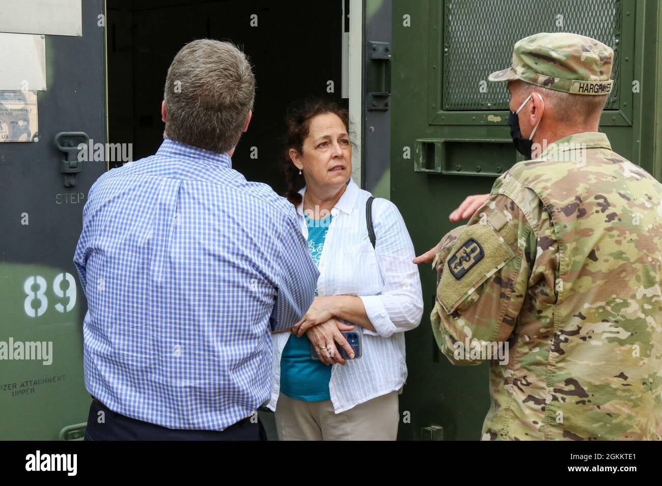 Der Staatsvertreter von Wisconsin, Jill Billings, Mitte, und Senator Brad Pfaff, links, sprechen mit Meister Sgt. Richard Hargraves, 801st Field Hospital, über medizinische Geräte während eines Besuchs in Fort McCoy, Wis., 20. Mai 2021. Gewählte Beamte aus der Umgebung besuchten Fort McCoy, um mehr darüber zu erfahren, wie Soldaten der Reserve die Installation und die Mission der 88. Bereitschaftssparte nutzen. Stockfoto