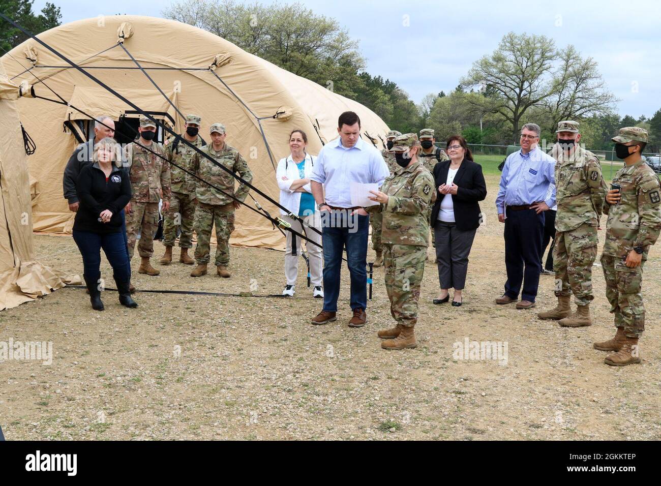 Reserve Der Armee Wendy Zvara, Zentrum, 801st Field Hospital, zeigt Wisconsin State Sen. Patrick testIn, Mitte links, das Krankenhauslayout während eines Besuchs von gewählten Beamten in Fort McCoy, Wis., 20. Mai 2021. Der Besuch ermöglichte es lokalen gewählten Beamten, sich über die Mission der 88. Bereitschaftssparte zu informieren und mit den hier trainierten Soldaten der Reserve der Armee zu sprechen. Stockfoto