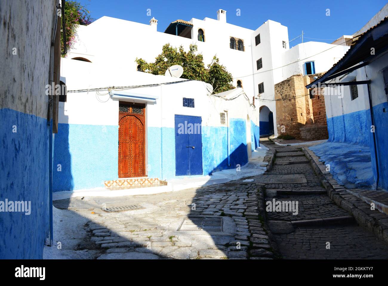 Spaziergang durch die blau-weiß bemalten Häuser in der Kasbah der Udayas in Rabat, Marokko. Stockfoto