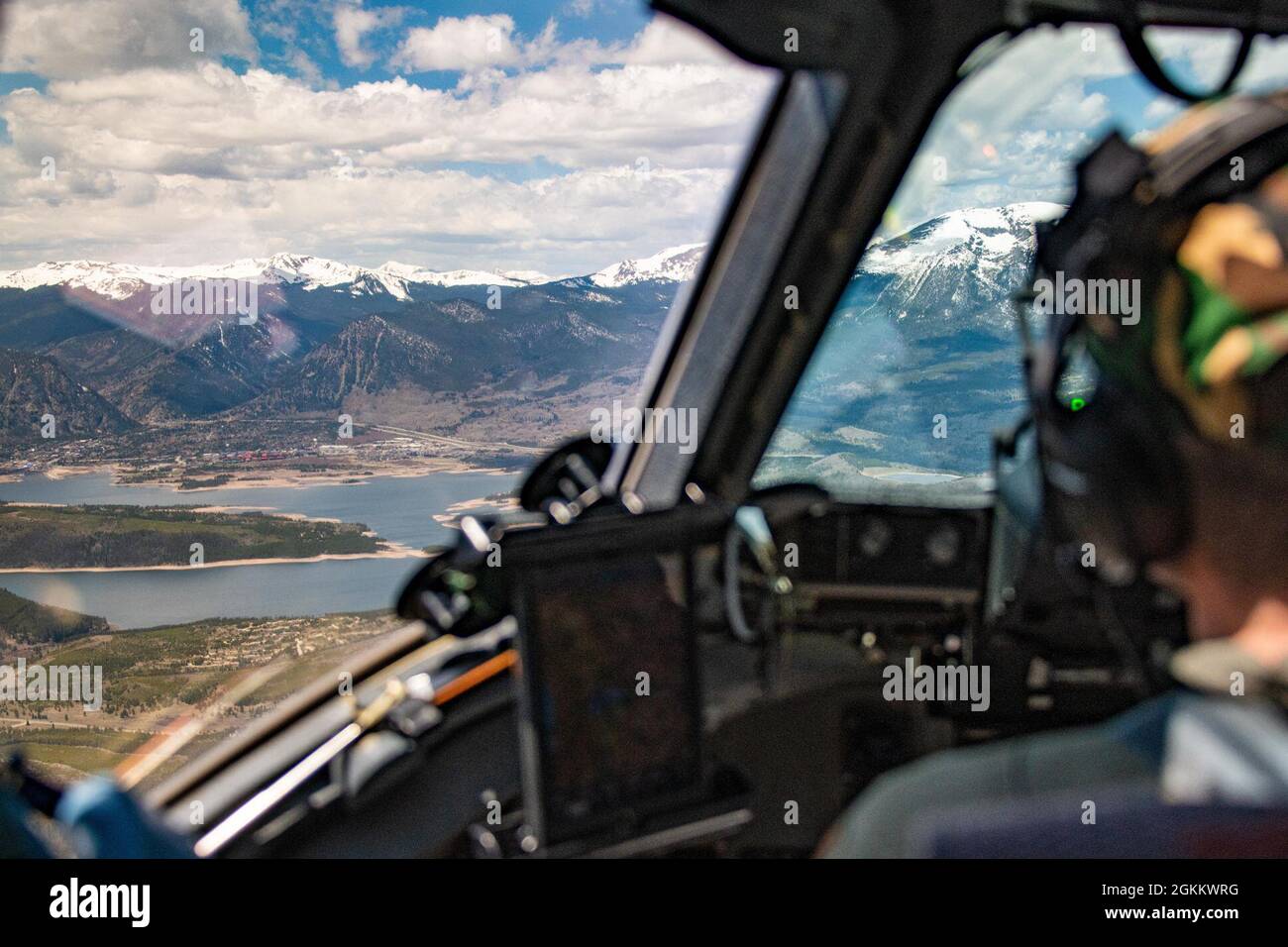 Der Major der US Air Force Randall Benson, der Dekan des Lehrplans der 97. Ausbildungsstaffel, fliegt einen C-17 Globemaster III durch die Bergkette von Colorado, 20. Mai 2021. Das Manövrieren durch anspruchsvolles Gelände ist eine weitere flexible Fähigkeit des C-17. Stockfoto