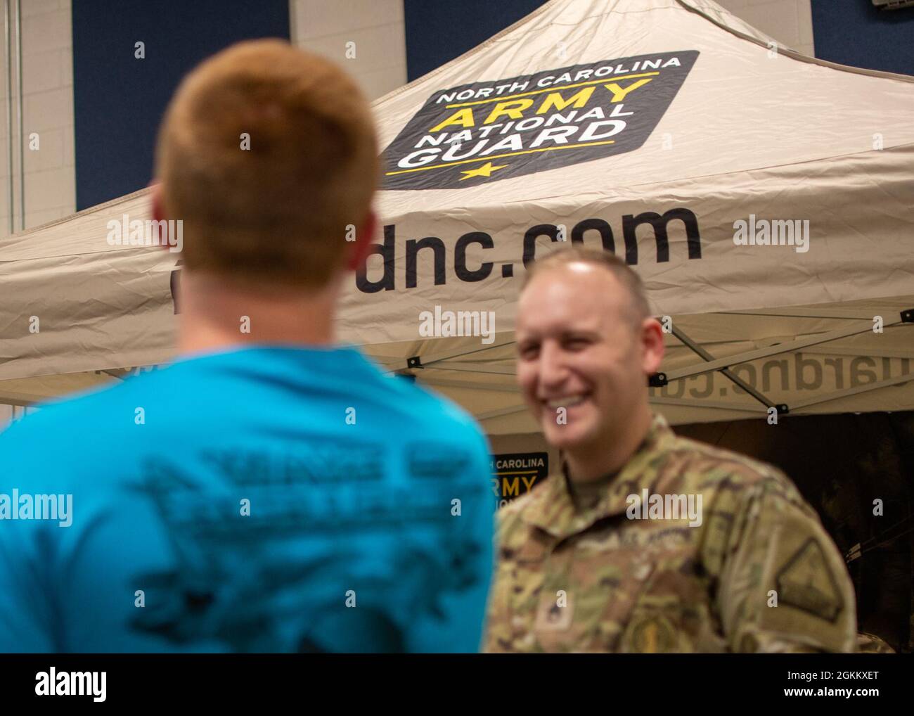 Das North Carolina Army National Guard Recruiting & Retention Bataillon; Hauptquartier und Hauptquartier Company, 130. Manöver Enhance Brigade; 1. Bataillon, 113. Feldartillerieregiment, 30. Panzerbrigade-Kampfteam und Bravo Company, 1. Bataillon, 20. Spezialeinheit (Airborne), 60. Truppenkommando, veranstalten am 20. Mai 2021 eine Garde-Erfahrung in der Nationalgarde-Waffenkammer in Charlotte, North Carolina. Die Teilnehmer erfuhren während der Erfahrung von den Vorteilen, den Möglichkeiten innerhalb des NCARNG sowie von einzelnen Waffensystemen, Radfahrzeugen und SF-Operationen. Der NCARNG ist ein A Stockfoto