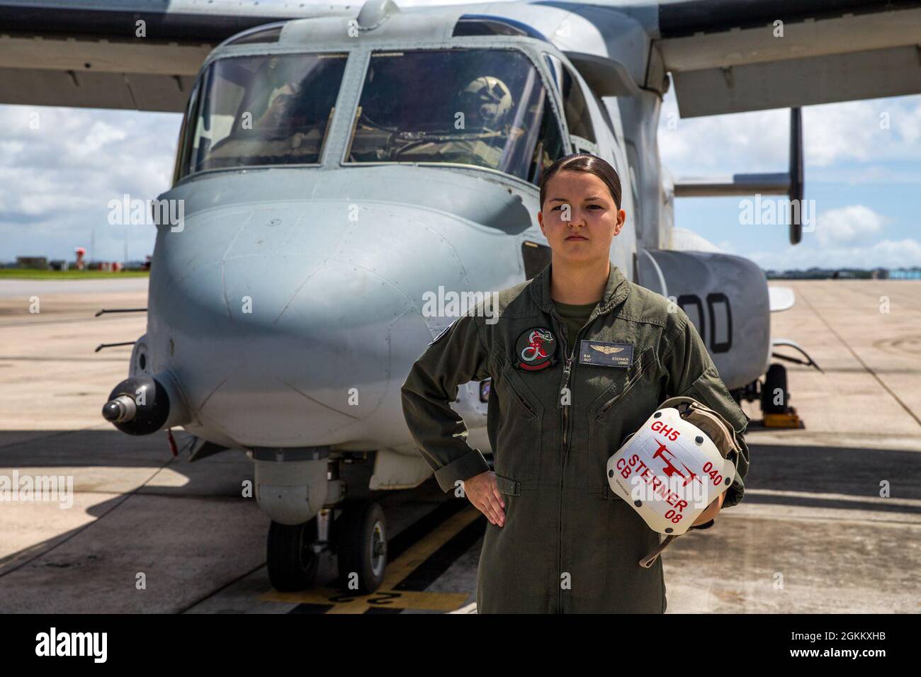 U.S. Marine Corps Sgt. Brooke Sterner, ein Tiltrotor-Flugzeugmechaniker mit Marine Medium Tiltrotor Squadron (VMM) 265, posiert für ein Foto auf der Marine Corps Air Station Futenma, Okinawa, Japan, 20. Mai 2021. Sterner wurde für ihre Leistungen im und außerhalb des Diensts zur Non-Commissioned Officer des Quartals für VMM-265 gewählt. Stockfoto