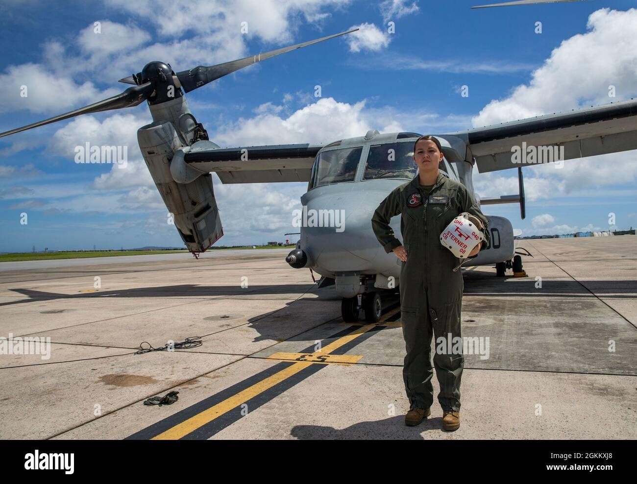 U.S. Marine Corps Sgt. Brooke Sterner, ein Tiltrotor-Flugzeugmechaniker mit Marine Medium Tiltrotor Squadron (VMM) 265, posiert für ein Foto auf der Marine Corps Air Station Futenma, Okinawa, Japan, 20. Mai 2021. Sterner wurde für ihre Leistungen im und außerhalb des Diensts zur Non-Commissioned Officer des Quartals für VMM-265 gewählt. Stockfoto