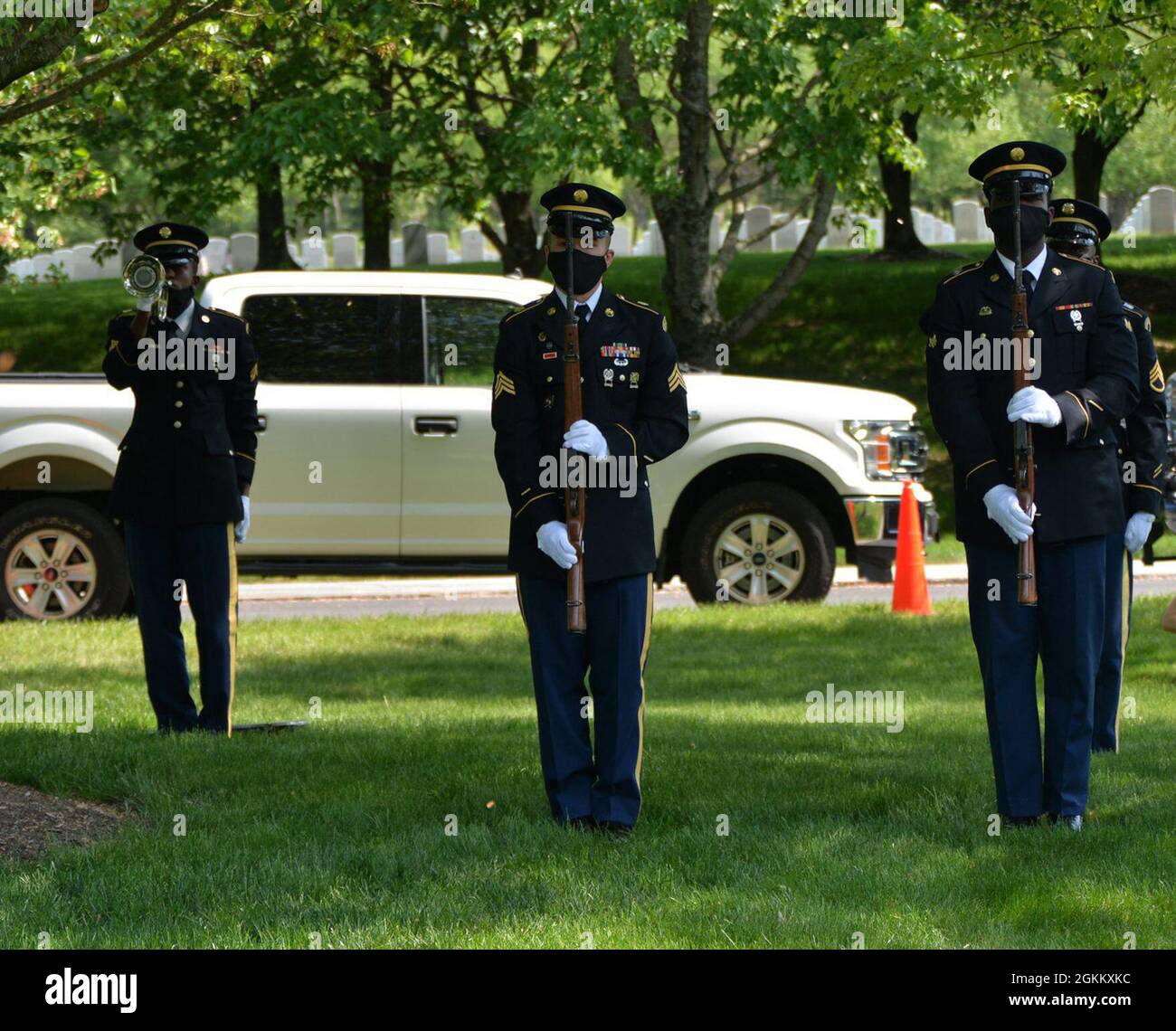 Soldaten der New Yorker Nationalgarde verleihen der KPL für den Koreanischen Krieg MIA die letzte Ehre. Clifford Johnson während seiner Trauerfeier am 20. Mai 2021 im Gerald B.H. Solomon Saratoga National Cemetery in Schuylerville, N.Y. Johnson kehrte nach mehr als 70 Jahren, die nach seinem Tod in Nordkorea in der Nähe des Chosin Reservoirs im Dezember 1950 als vermisst aufgeführt wurden, nach Hause zurück. Stockfoto