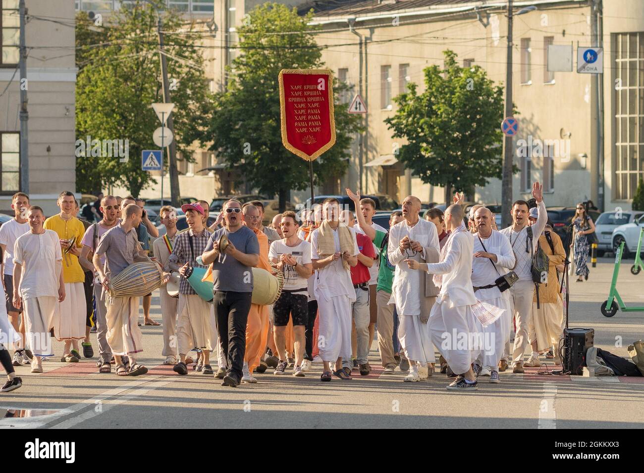 Hare Krishna-Anhänger gehen auf der Straße, singen und tanzen in Kiew, Ukraine. Stockfoto