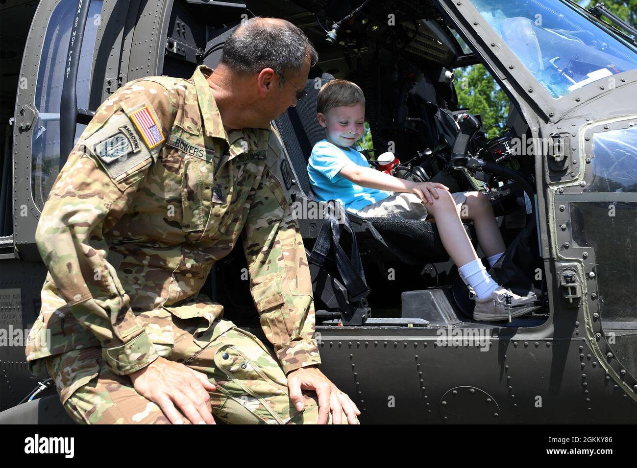 North Carolina National Guard Aviators treffen sich mit Ersthelfern verschiedener lokaler und staatlicher Behörden zum Training des North Carolina Helicopter Aquatic Rescue Teams in Weldon, North Carolina, 20. Mai 2021. Das Training an den Stromschnellen des Roanoke River simulierte schnelle Wasserrettungsmissionen: „NC hart-Partner führen durchschnittlich zehnmal im Jahr Rettungsmaßnahmen über Land, Wasser, Baum und Gebäude durch, um sich auf die Zeit des Stürms vorzubereiten“, sagte Army LT. Col. Benny Collins, Luftfahrtbeauftragter der NCNG State Army Aviation Officer. Stockfoto