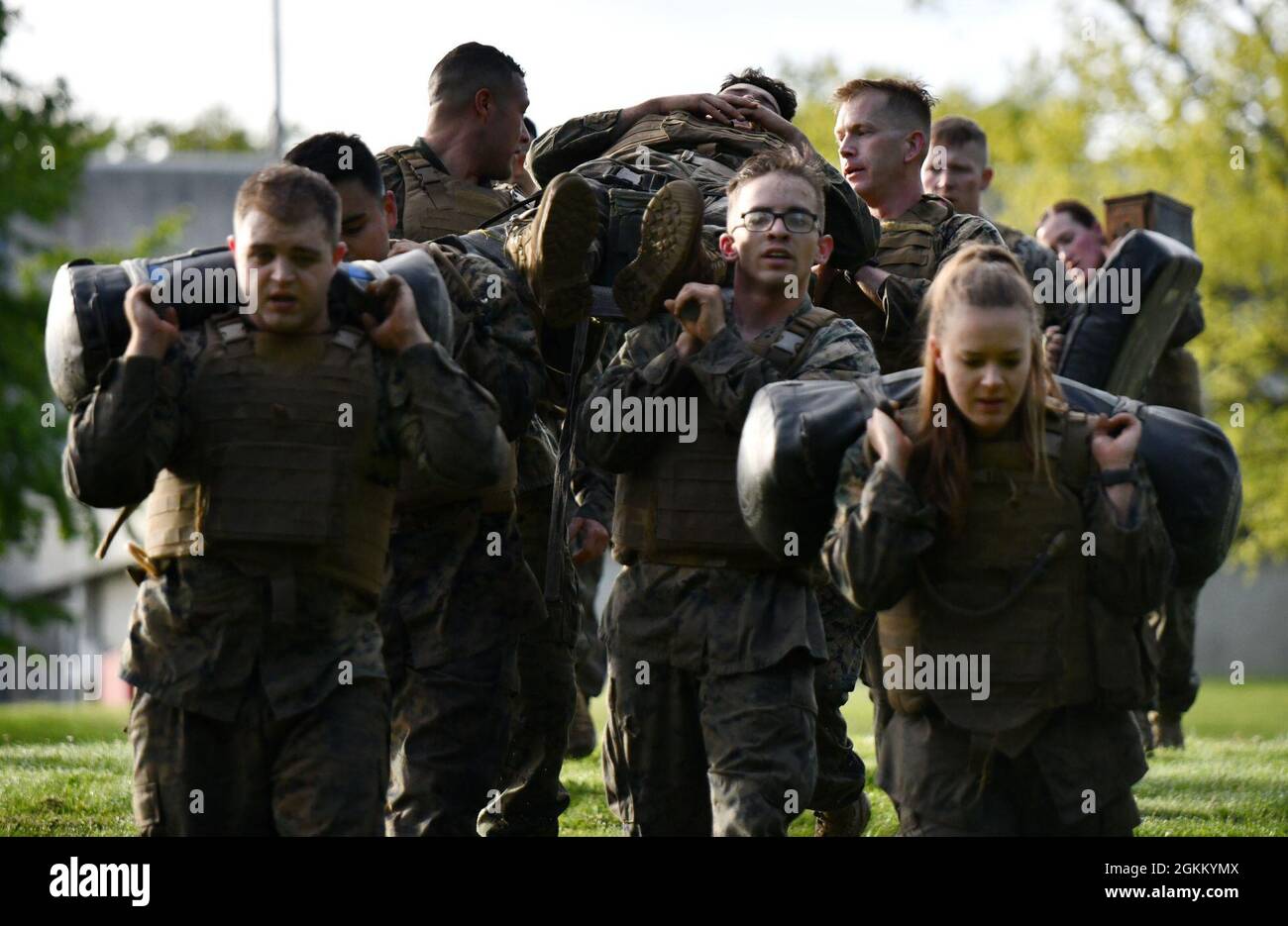 U.S. Marines with Marine Forces Europe and Africa (MARFOREUR/AF) nehmen im Rahmen ihres Marine Corps Martial Arts Program (MCMAP) an einer simulierten Evakuierungsübung für Opfer in der Panzer Kaserne, Stuttgart, 24. Mai 2021 Teil. Das Programm forderte und verstärkte ihre Kampfkonditionierung durch verschiedene Hindernisse und körperliches Training in Vorbereitung auf die Strapazen des Schlachtfeldes, die im modernen Kampf angetroffen werden. Stockfoto