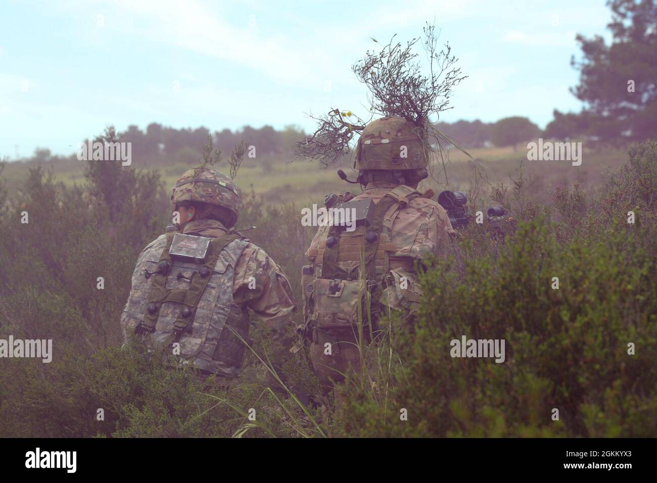 Soldaten des Alabama National Guard 1-167. Infanterie-Bataillons tarnen sich mit nahem Laub, um während einer Übung in einem Teil von DEFENDER-Europe 21, in der Nähe von Xanthi, Griechenland, am 20. Mai 2021, eine bessere Verheimlichung vor dem Feind zu erreichen Stockfoto