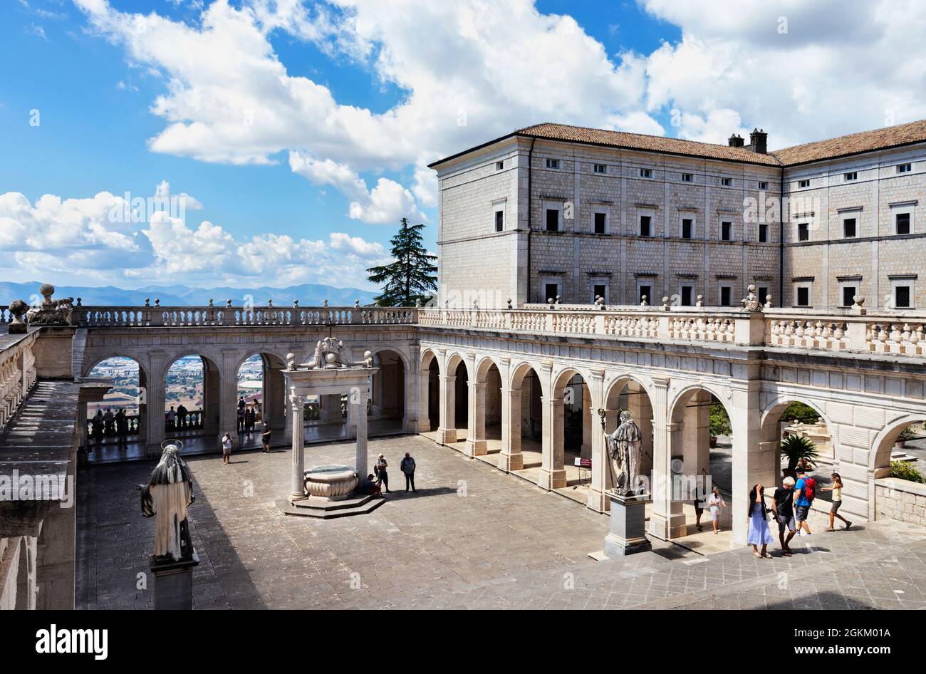 Montecassino-Italien-29. August -2021 Kloster Bramante mit Loggia des Paradieses in der Abtei Montecassino - Italien - Stockfoto
