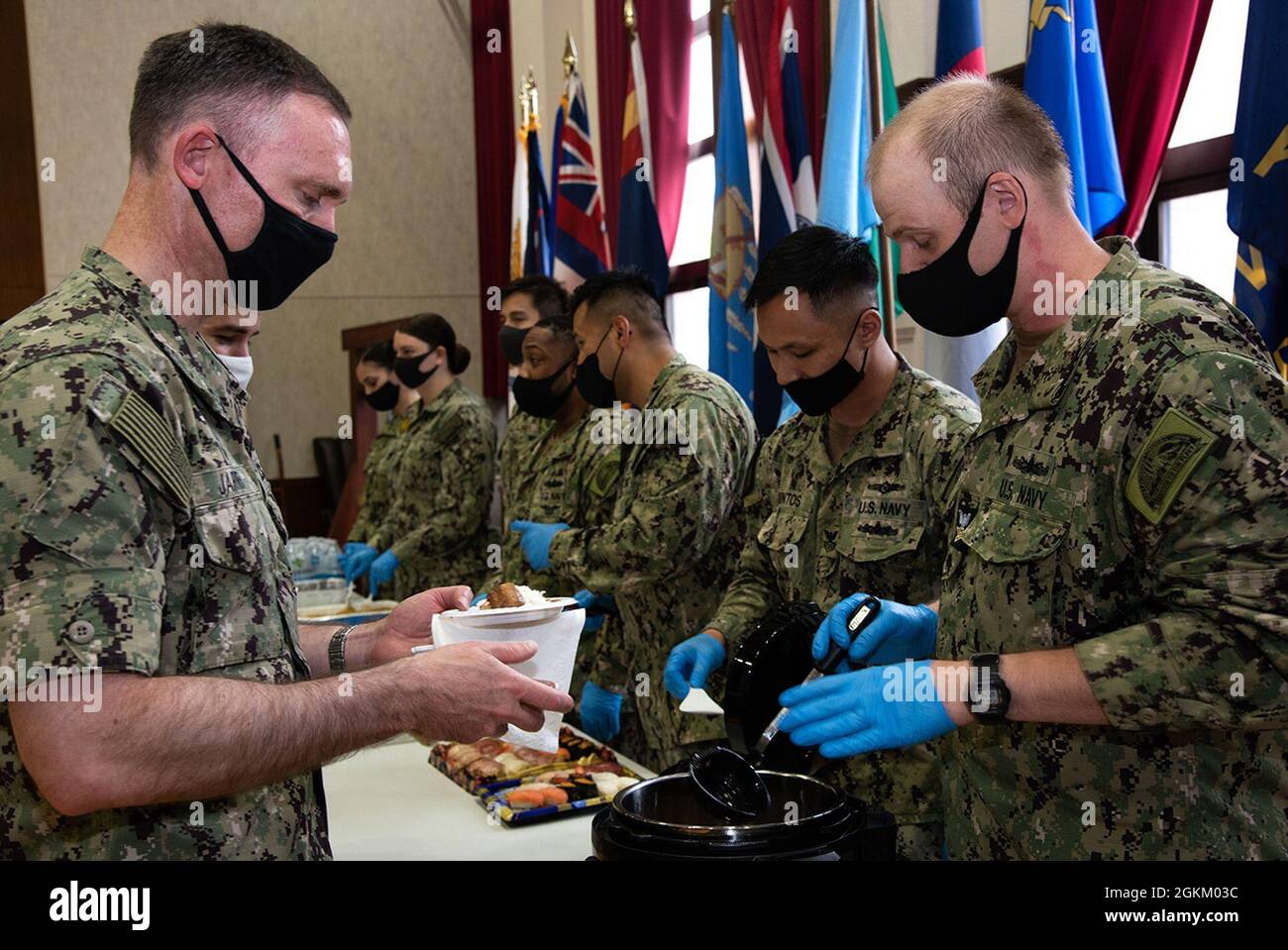 YOKOSUKA, Japan, (21. Mai 2021) – Fire Controlman (AEGIS) 1. Klasse Stephen Osieczonek, Präsident des Commander, Fleet Activities Yokosukas (CFAY) Multikulturelles Komitee, serviert dem Kommandanten von CFAY, Capt. Rich Jarrett, ein taiwanesisches Gericht, während einer Veranstaltung zum „Heritage Month“ der asiatisch-amerikanischen und pazifischen Inselbewohner. Die Veranstaltung würdigte und würdigte die Beiträge der asiatischen Amerikaner und der pazifischen Inselbewohner zu den USA durch Gerichte, die in ihrem Erbe verwurzelt sind. Seit mehr als 75 Jahren bietet, pflegt und betreibt CFAY Basiseinrichtungen und -Dienstleistungen zur Unterstützung der U Stockfoto