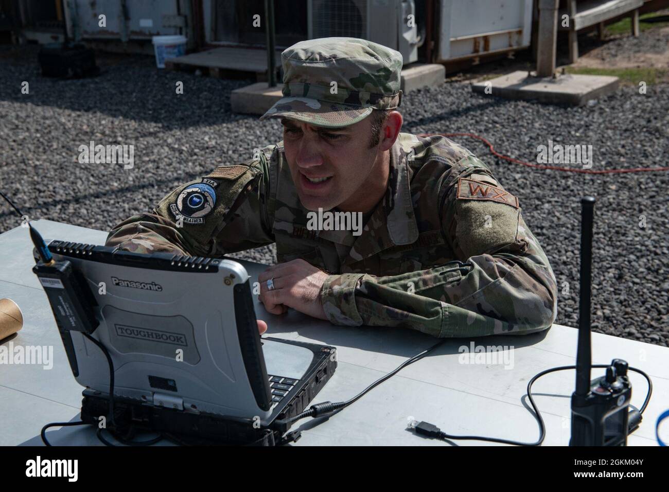 US Air Force Tech. Sgt. Chris Bieber, ein Wettertechniker mit der Combined Joint Task Force - Horn of Africa (CJTF-HOA), überprüft die Sensorverbindung des Wetterballons mit dem Computer, um Informationen herunterzuladen, die während des Ballonstarts im Camp Lemonnier, Dschibuti, am 21. Mai 2021 gesammelt wurden. Wetterballons ermöglichen die Erfassung von atmosphärischen Daten, was eine präzisere Modellinitialisierung ermöglicht und letztendlich die Genauigkeit der Prognose verbessert. Stockfoto