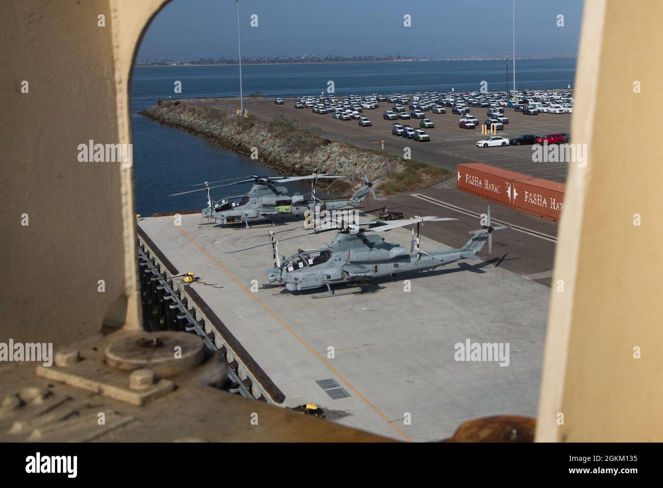 US Marine Corps Aircraft with Marine Light Attack Helicopter Squadron (HMLA) 367 and HMLA 469, Marine Aircraft Group (mag) 24, 1st Marine Aircraft Wing (MAW), Stand by von einem Handelsschiff warten auf die Bewegung nach Camp Pendleton, Kalifornien, um das Flugzeug nach HMLA-267, mag-39 zu verlegen, 3. MAW in Übereinstimmung mit dem Plan des Kommandanten für Force Design 2030 am National City Pier, San Diego, Kalifornien, 13. September 2021. Force Design 2030 stellt sicher, dass das Marine Corps auch weiterhin die erste einsatzbereite Kraft des Landes sein wird und bereit und in der Lage ist, jederzeit und überall auf der welt zu reagieren Stockfoto