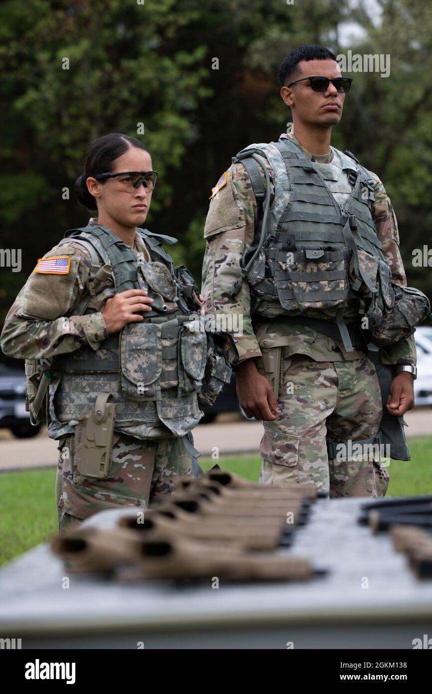 US Army Reserve Soldaten machen sich während der Pistol Qualification, 2021, mit dem M17 vertraut. U.S. Army Reserve Best Warrior/Best Squad Competition in Fort McCoy, Wis., Mai 20. Etwa 80 Soldaten aus dem ganzen Land reisten nach Fort McCoy, um an der jährlich stattfindenden Veranstaltung vom 19. Bis 28. Mai teilzunehmen. Der Wettbewerb bringt die besten Soldaten und Kader aus der gesamten US Army Reserve ein, um sich unter ihren Kollegen den Titel „Bester Krieger“ und „Bester Kader“ zu verdienen. Die Teilnehmer werden anhand ihrer individuellen und Teamfähigkeit bewertet, um anspruchsvolle Szenarien anzupassen und zu überwinden, und b Stockfoto