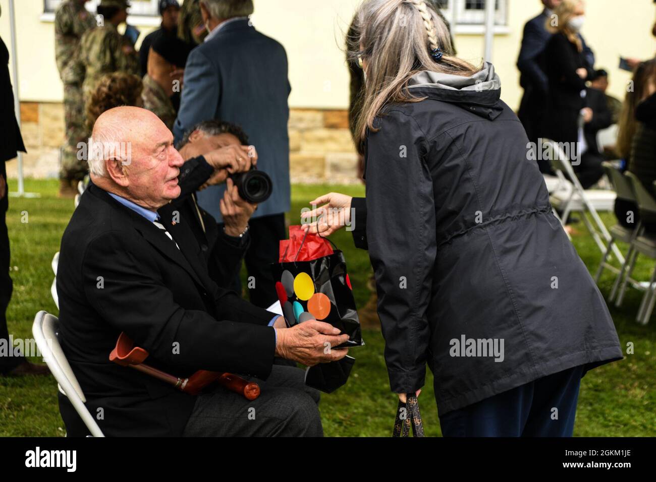 Karl Balk aus Herrieden erhält anlässlich der Verleihung des Good Neighbor Award am 21. Mai 2021 im 7. Armeeausbildungskommando in Grafenwoehr ein Geschenk zu seinem 84. Geburtstag. Zehn Bayern erhielten den ersten Good Neighbor Award in einer Zeremonie zur Anerkennung ihrer Beiträge zur Unterstützung amerikanischer Soldaten und Familien in Gemeinden rund um die Einrichtungen der US-Armee in Bayern. Stockfoto