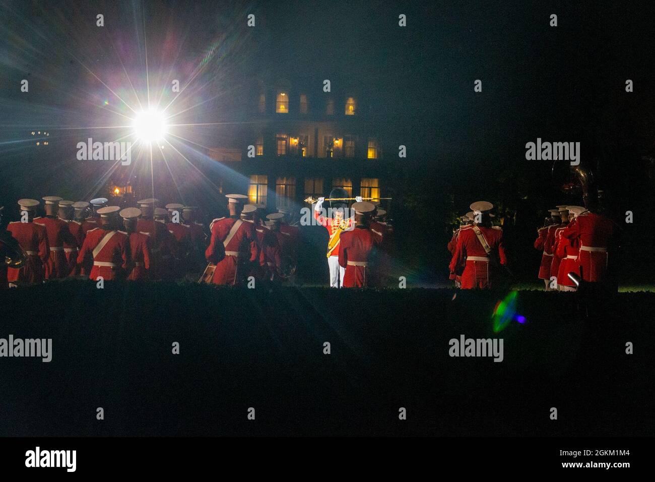 Marines mit „dem eigenen Präsidenten“ dirigiert die US Marine Band „Sound off“ während der Freitagabend-Parade in den Marine Barracks Washington, 21. Mai 2021. Ehrengast des Abends war ihre Exzellenz Karen E. Pierce, britische Botschafterin der DCMG in den Vereinigten Staaten, und Gastgeber des Abends war LT. General Lewis A. Craparotta, Kommandant des General, Training and Education Command. Stockfoto