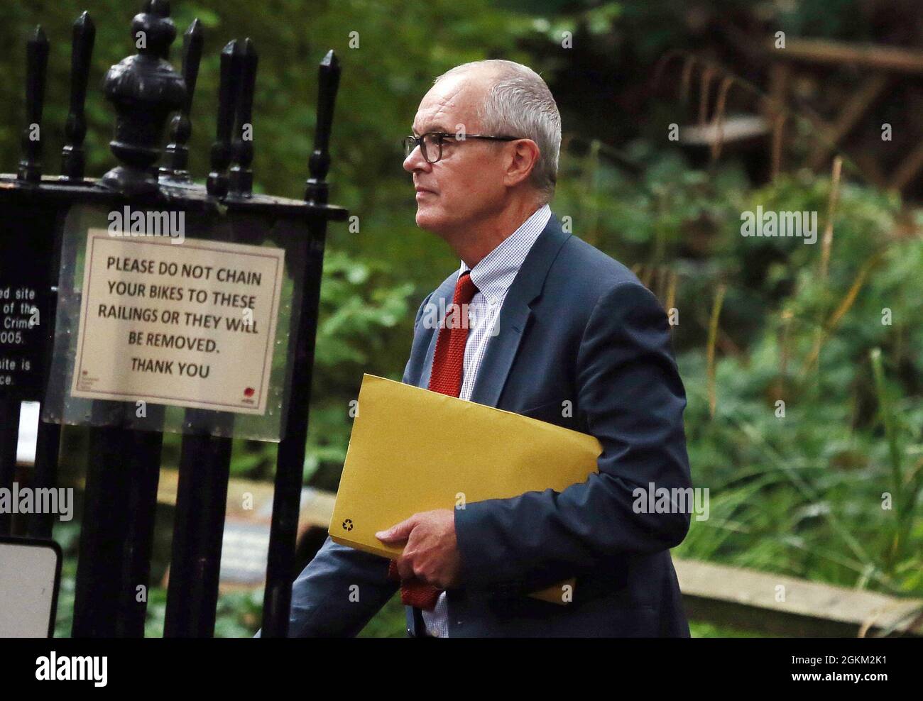 London, England, Großbritannien. September 2021. Sir PATRICK VALLANCE, Chief Scientific Adviser der Regierung und Leiter des Fachbereichs Wissenschaft und Technik der Regierung, wird nach einer Pressekonferenz über den kovidierten Winterplan der britischen Regierung in der Downing Street gesehen. (Bild: © Tayfun Salci/ZUMA Press Wire) Stockfoto