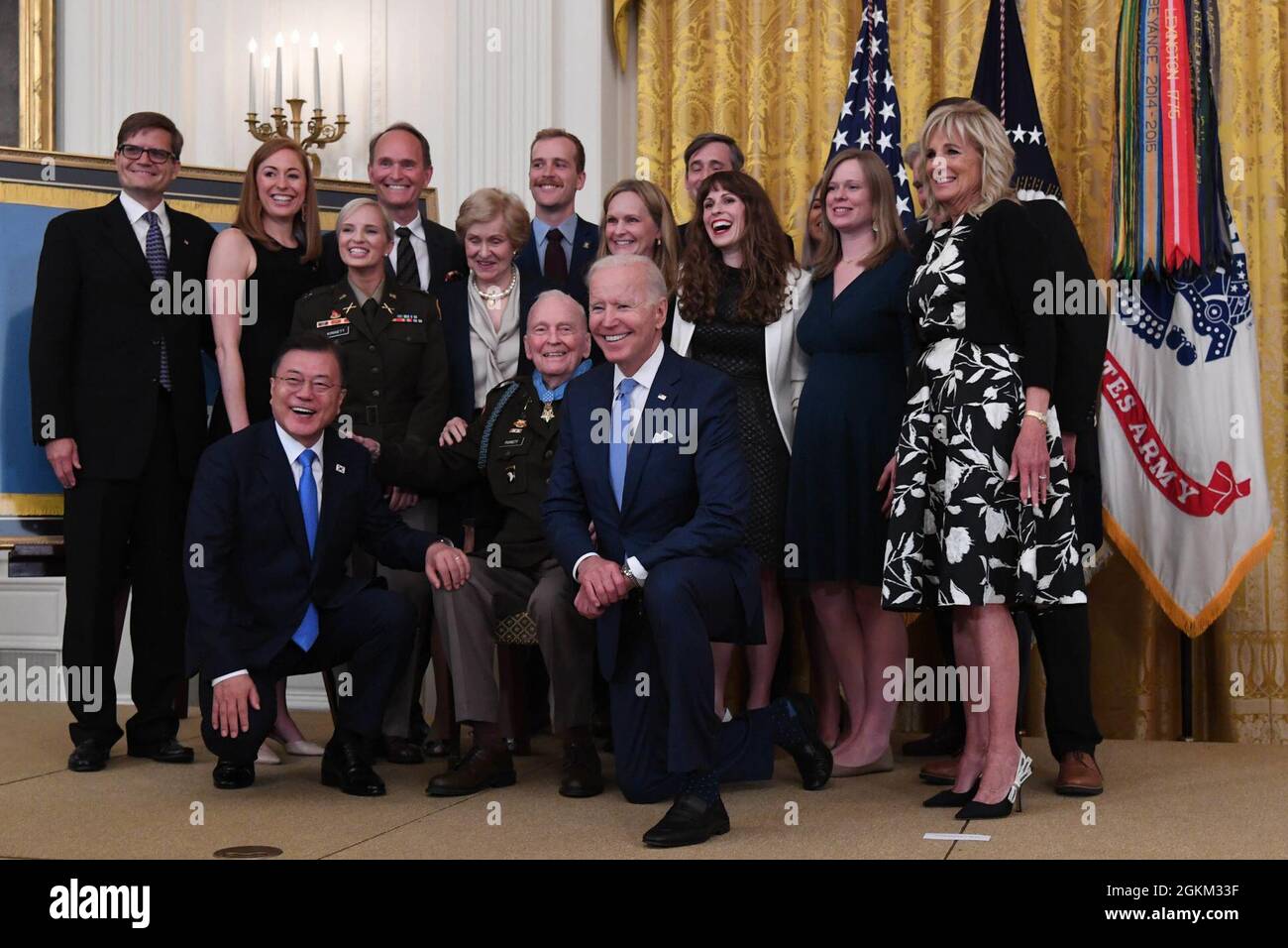 Präsident Joseph R. Biden Jr., Korea-Präsident Moon Jae-in und Familie posieren für ein Gruppenfoto mit dem ehemaligen US-Armeekolon Ralph Puckett Jr. während der Ehrenmedaille für den ehemaligen US-Armeekolon Ralph Puckett Jr. im Weißen Haus in Washington, D.C., 21. Mai 2021. Puckett erhielt die Ehrenmedaille für seine heldenhaften Taten, als er damals als Kommandant der Achten Ranger Company der US-Armee diente, als seine Gruppe von 51 Rangers während des Koreakrieges am 25. November 1950 auf Hill 205 in der Nähe des Chongchon River von chinesischen Streitkräften angegriffen wurde. Stockfoto