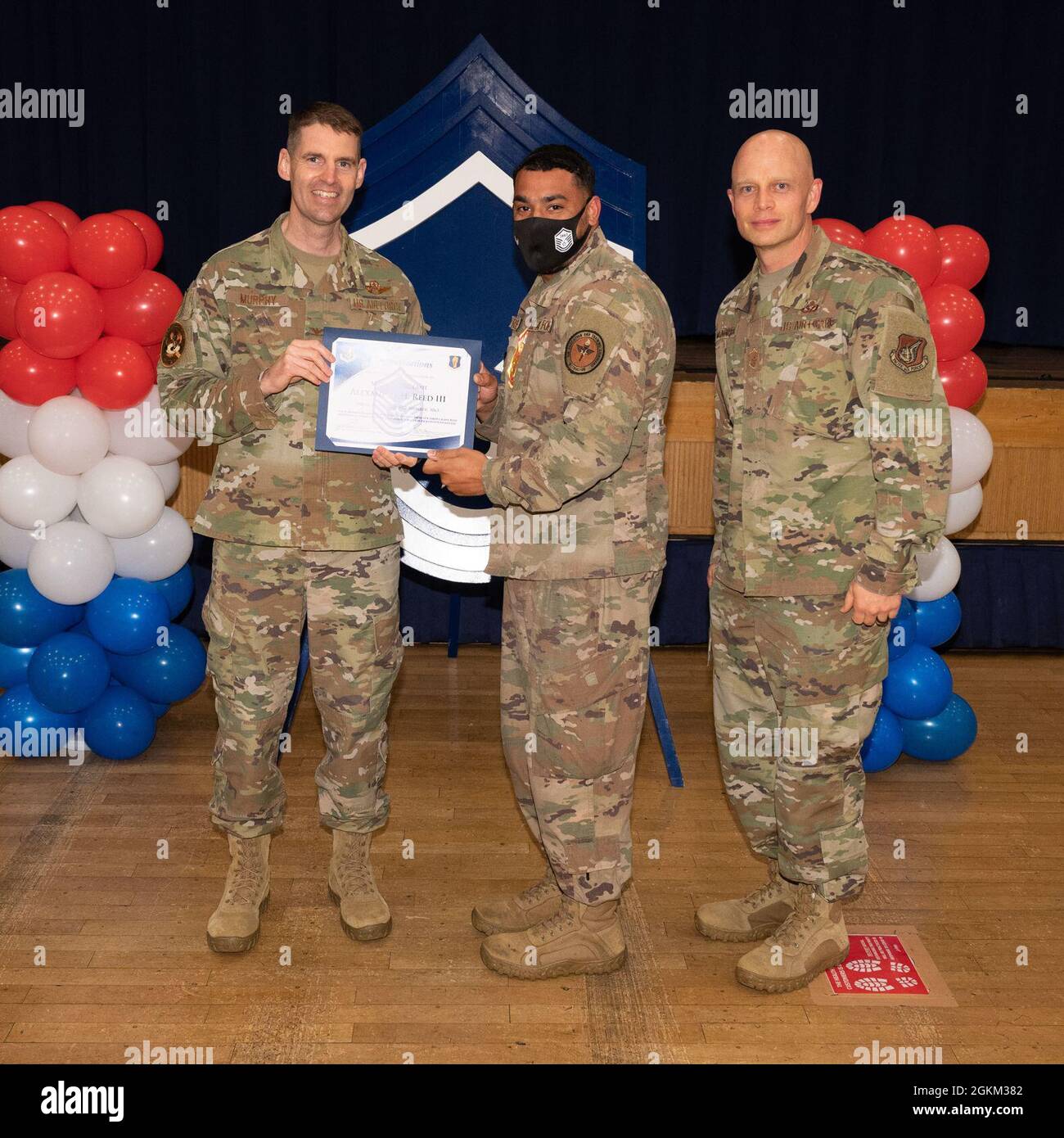 US Air Force Tech. Sgt. Alexander Reed, der Kapitän der Sergeant SELECT mit der 372. Trainingsgeschwader, erhält ein Promotionsauswahlzertifikat von Col. Timothy Murphy, Vizekommandant des 35. Fighter Wings, auf der Misawa Air Base, 21. Mai 2021. Der 35. Kämpfer-Flügel erkannte 28 technische Sergeanten für ihre Auswahl in den Rang eines Meisterfeldwebels an. Stockfoto