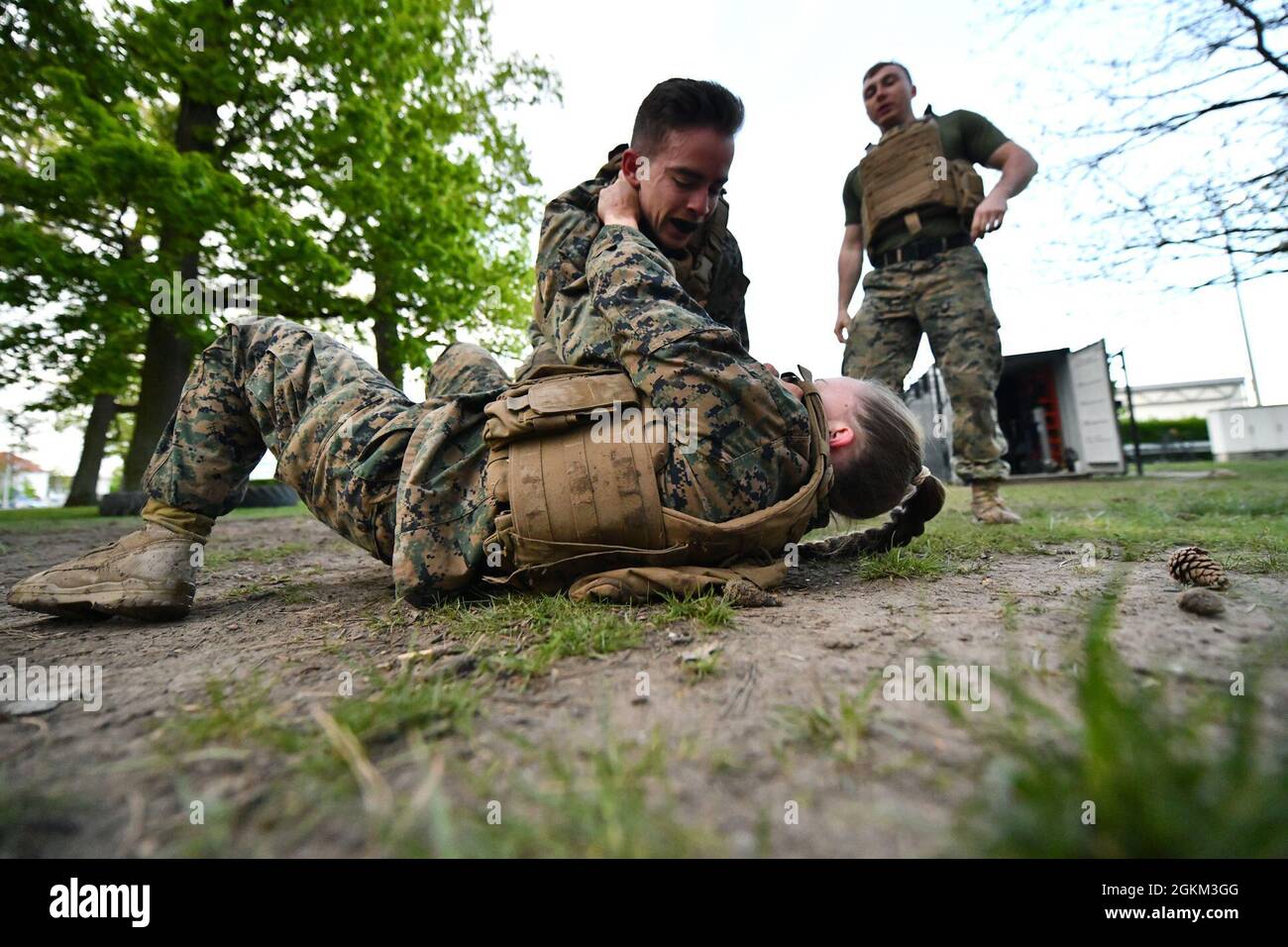 US-Marines mit Marine Forces Europe and Africa (MARFOREUR/AF) kämpfen während eines Marine Corps Martial Arts Program Training Session auf der Panzer Kaserne, Stuttgart, Deutschland, 25. Mai 2021. Das Programm forderte und verstärkte ihre Kampfkonditionierung durch verschiedene Hindernisse und körperliches Training in Vorbereitung auf die Strapazen des Schlachtfeldes, die im modernen Kampf angetroffen werden. Stockfoto