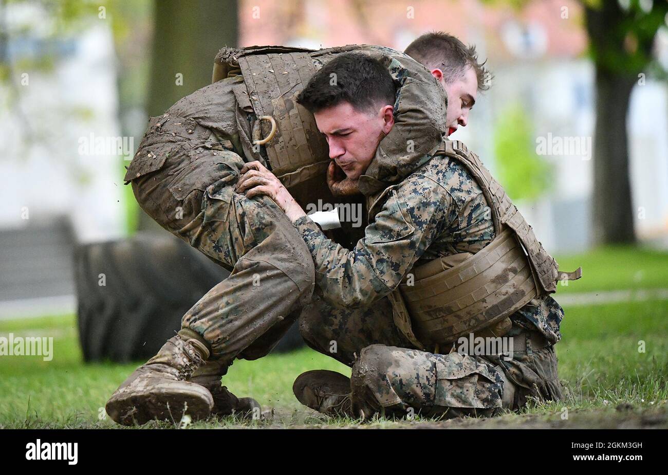 US-Marines mit Marine Forces Europe and Africa (MARFOREUR/AF) kämpfen während eines Marine Corps Martial Arts Program Training Session auf der Panzer Kaserne, Stuttgart, Deutschland, 25. Mai 2021. Das Programm forderte und verstärkte ihre Kampfkonditionierung durch verschiedene Hindernisse und körperliches Training in Vorbereitung auf die Strapazen des Schlachtfeldes, die im modernen Kampf angetroffen werden. Stockfoto