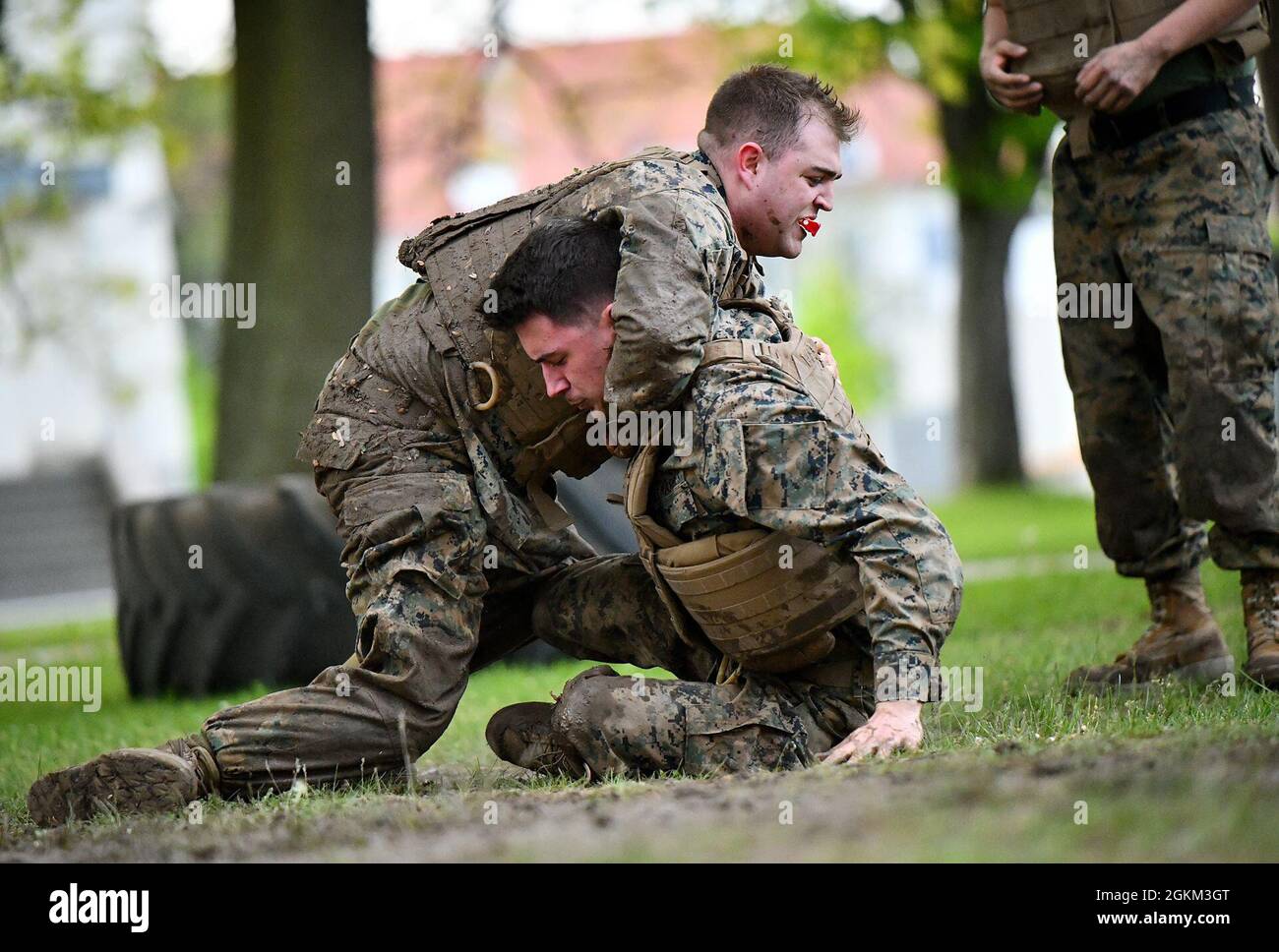 U.S. Marines with Marine Forces Europe and Africa (MARFOREUR/AF) während eines Marinecorps Martial Arts Program Trainings auf der Panzer Kaserne, Stuttgart, 25. Mai 2021. Das Programm forderte und verstärkte ihre Kampfkonditionierung durch verschiedene Hindernisse und körperliches Training in Vorbereitung auf die Strapazen des Schlachtfeldes, die im modernen Kampf angetroffen werden. Stockfoto