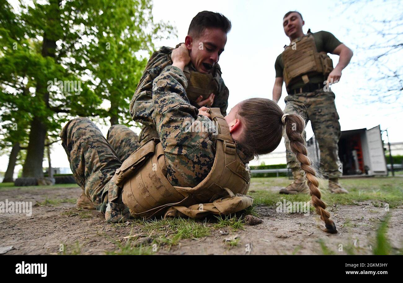 US-Marines mit Marine Forces Europe and Africa (MARFOREUR/AF) kämpfen während eines Marine Corps Martial Arts Program Training Session auf der Panzer Kaserne, Stuttgart, Deutschland, 25. Mai 2021. Das Programm forderte und verstärkte ihre Kampfkonditionierung durch verschiedene Hindernisse und körperliches Training in Vorbereitung auf die Strapazen des Schlachtfeldes, die im modernen Kampf angetroffen werden. Stockfoto