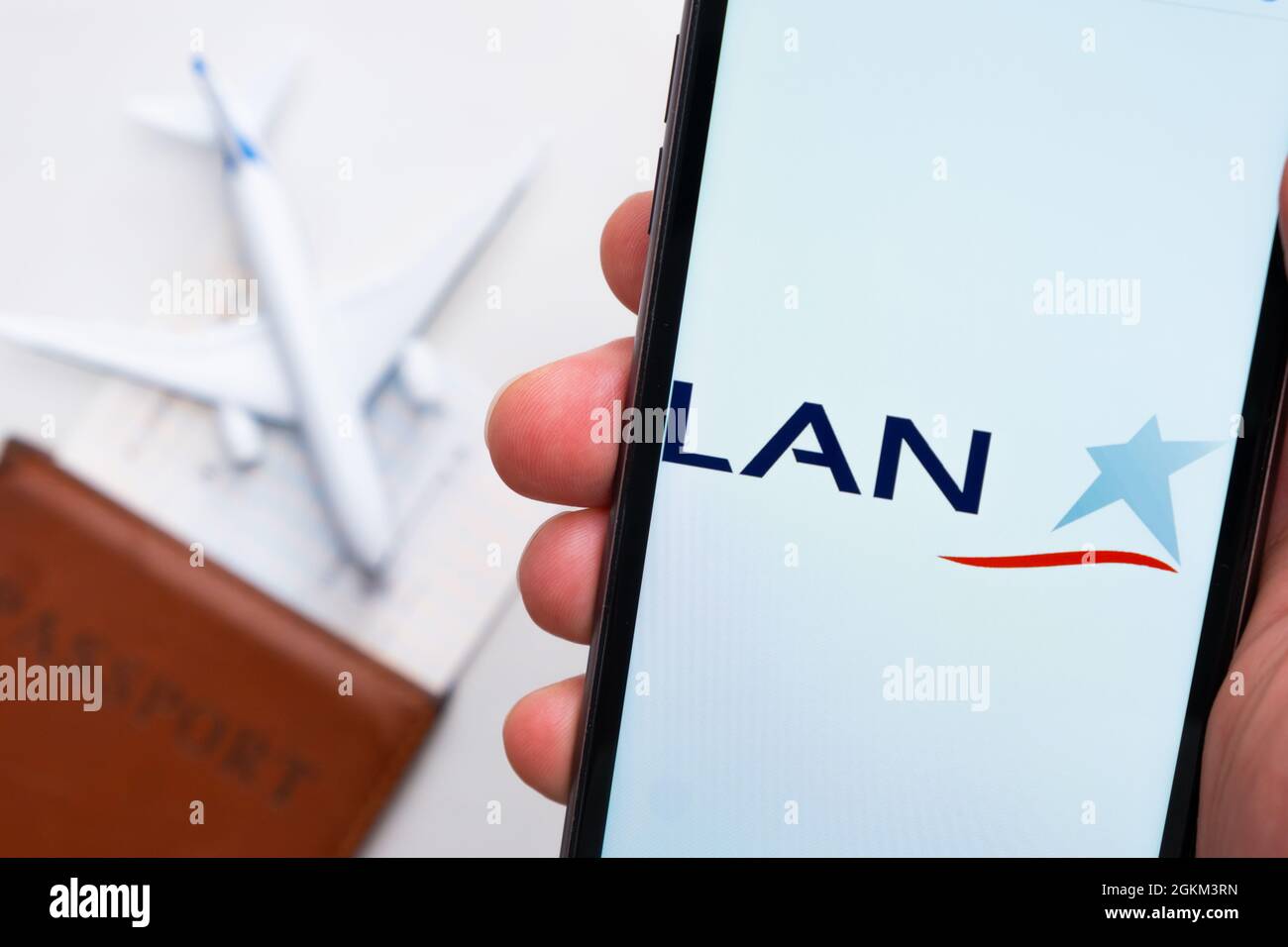 LAN Airline Company App oder Logo auf einem Mobiltelefon mit Reisepass, Bordkarte und Flugzeug im Hintergrund, September 2021, San Francisco Stockfoto