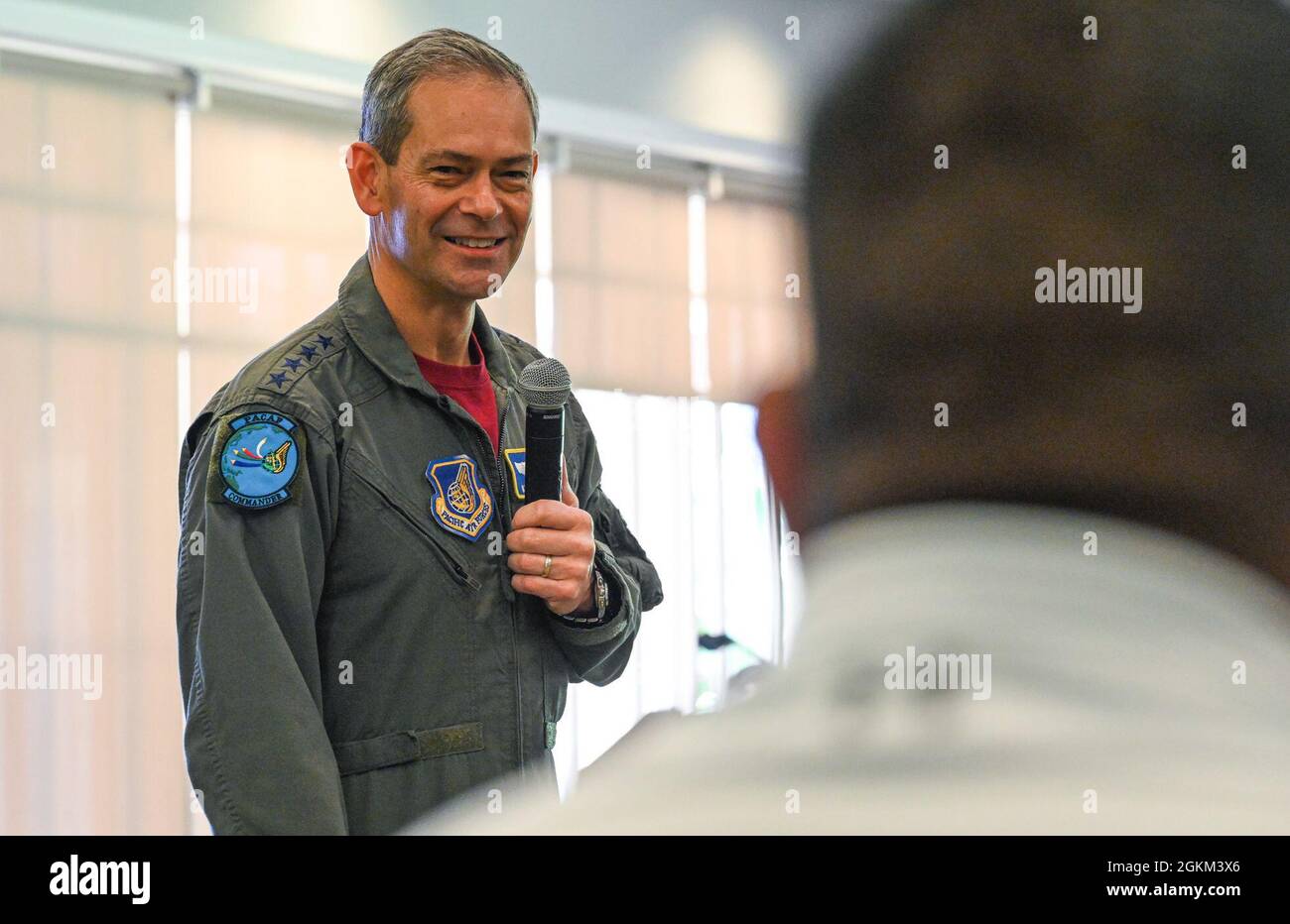 Der US-Luftwaffengeneral Kenneth Wilsbach, Kommandant der Pacific Air Forces, unterstellte Staffelkommandanten und ihre Ehegatten während eines PACAF-Squadron-Commander-Kurses auf der Joint Base Pearl Harbor-Hickam, Hawaii, 21. Mai 2021. An dem Kurs nahmen Squadron-Kommandeure Teil, jene, die sich bereit gemacht hatten, innerhalb der PACAF das Kommando zu übernehmen, und ihre Ehepartner, um einige Mentorinnen und Mentoren um ihre Position zu erhalten. Stockfoto