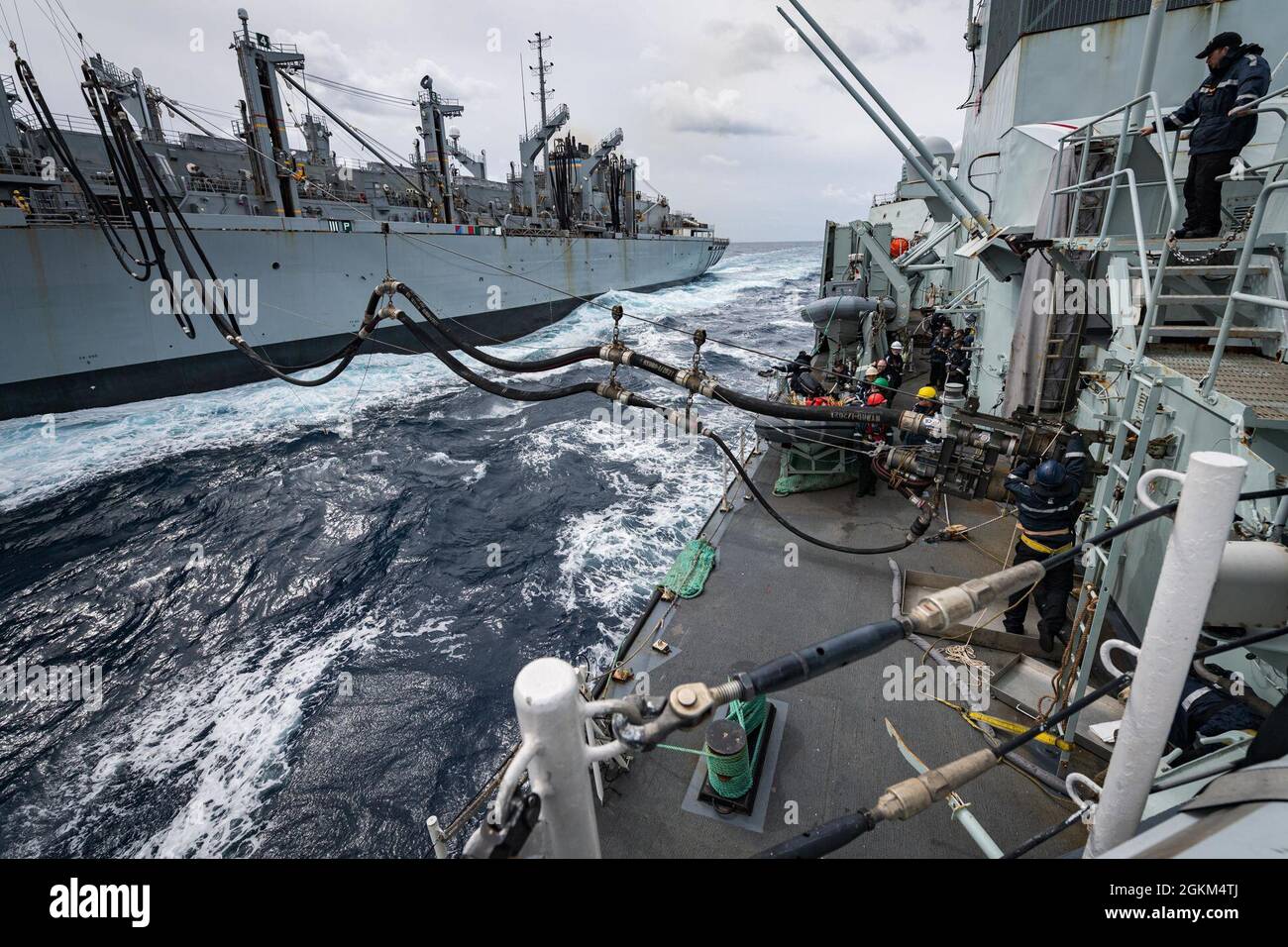 Das Standing NATO Maritime Group One (SNMG1) Flaggschiff HMCS Halifax führt am 22. Mai 2021 während der Übung Steadfast Defender 21 (STDE21) eine Auffüllung auf See (Replenishment-at-Sea, RAS) mit USNS-Versorgung vor der Küste Portugals durch. Ein RAS ist eine Methode zur Übertragung von Kraftstoff, Munitionsmaterial und Speichern von einem Schiff auf ein anderes, so dass das empfangende Schiff seinen ausgewiesenen Einsatzbereich nicht verlassen muss, um Kraftstoff und andere Bestimmungen an Land zu erhalten. Es hilft, hochintensives SNMG1-Training und -Betrieb aufrechtzuerhalten und bietet der Task Group insgesamt eine größere betriebliche Flexibilität und Ausdauer. STDE21 ist Stockfoto