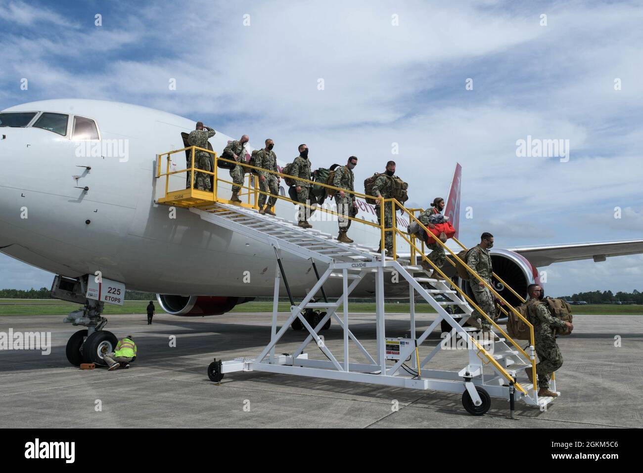 Mitglieder der Küstenwache Port Security Unit 308 kehren nach einem neunmonatigen Einsatz in Guantanamo Bay, Kuba, zur Unterstützung der Operation Enduring Freedom am 22. Mai 2021 nach Hause zurück. Die Hafensicherheitseinheiten werden mit den Kampfkommandos der Marine als Teil der maritimen Expeditionary Security Force eingesetzt, um ein geografisches Kampfkommando, einen Kommandanten der gemeinsamen Task Force oder einen Einsatzkommandanten der Küstenwache oder einen Einsatzkommandanten zu unterstützen. Stockfoto