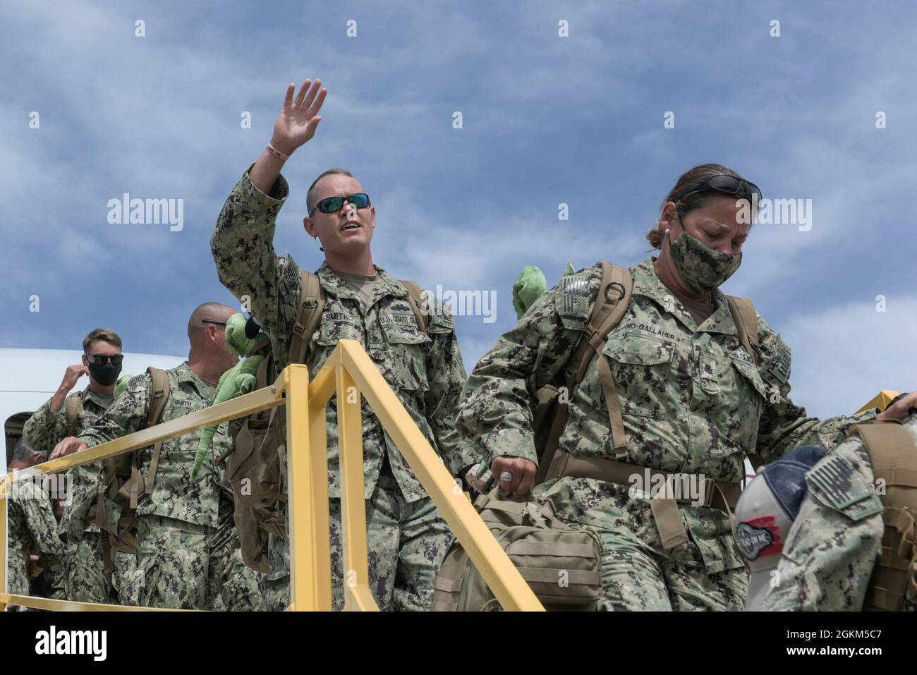 Mitglieder der Küstenwache Port Security Unit 308 kehren nach einem neunmonatigen Einsatz in Guantanamo Bay, Kuba, zur Unterstützung der Operation Enduring Freedom am 22. Mai 2021 nach Hause zurück. Die Hafensicherheitseinheiten werden mit den Kampfkommandos der Marine als Teil der maritimen Expeditionary Security Force eingesetzt, um ein geografisches Kampfkommando, einen Kommandanten der gemeinsamen Task Force oder einen Einsatzkommandanten der Küstenwache oder einen Einsatzkommandanten zu unterstützen. Stockfoto