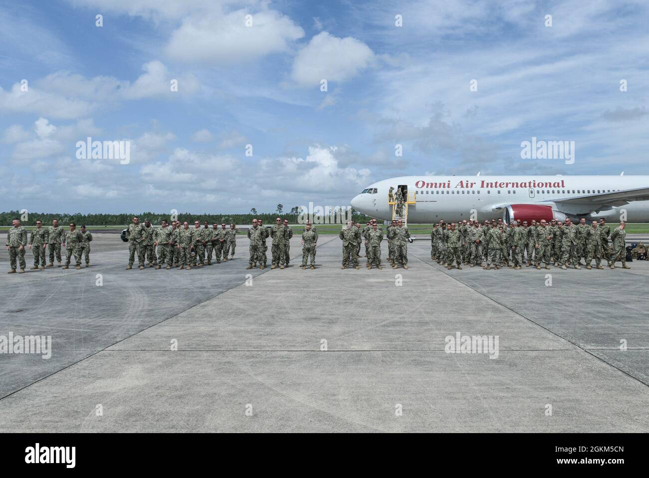 Mitglieder der Küstenwache der Hafensicherheitseinheit 308 stehen in Formation in Ofenanlage, Missouri, nach einem neunmonatigen Einsatz in Guantanamo Bay, Kuba, zur Unterstützung der Operation Enduring Freedom am 22. Mai 2021. Die Hafensicherheitseinheiten werden mit den Kampfkommandos der Marine als Teil der maritimen Expeditionary Security Force eingesetzt, um ein geografisches Kampfkommando, einen Kommandanten der gemeinsamen Task Force oder einen Einsatzkommandanten der Küstenwache oder einen Einsatzkommandanten zu unterstützen. Stockfoto