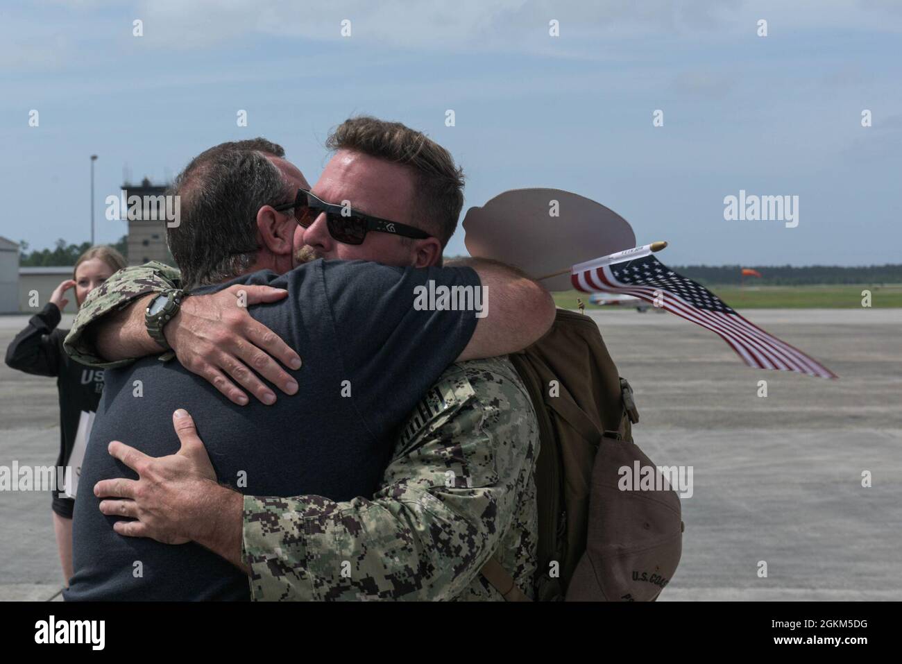 Mitglieder der Küstenwache Port Security Unit 308 treffen sich mit ihren Familienmitgliedern und Angehörigen am Stennis International Airport in Kiln, Missouri, nach einer neunmonatigen Entsendung in Guantanamo Bay, Kuba, am 22. Mai 2021. Die Hafensicherheitseinheiten werden mit den Kampfkommandos der Marine als Teil der maritimen Expeditionary Security Force eingesetzt, um ein geografisches Kampfkommando, einen Kommandanten der gemeinsamen Task Force oder einen Einsatzkommandanten der Küstenwache oder einen Einsatzkommandanten zu unterstützen. Stockfoto